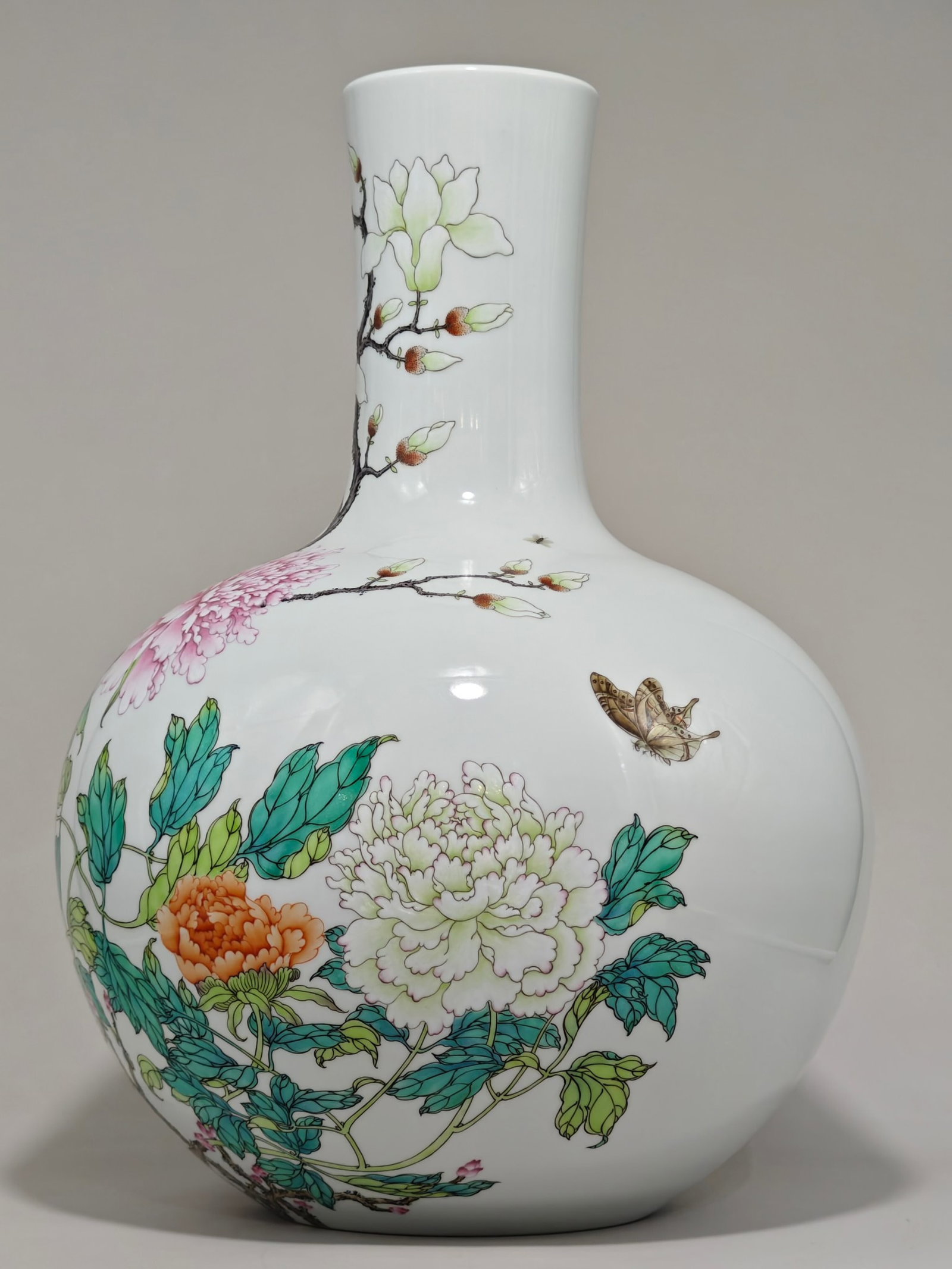 A Huge Famille-Rose Flower and Butterfly Pattern Vase - 2