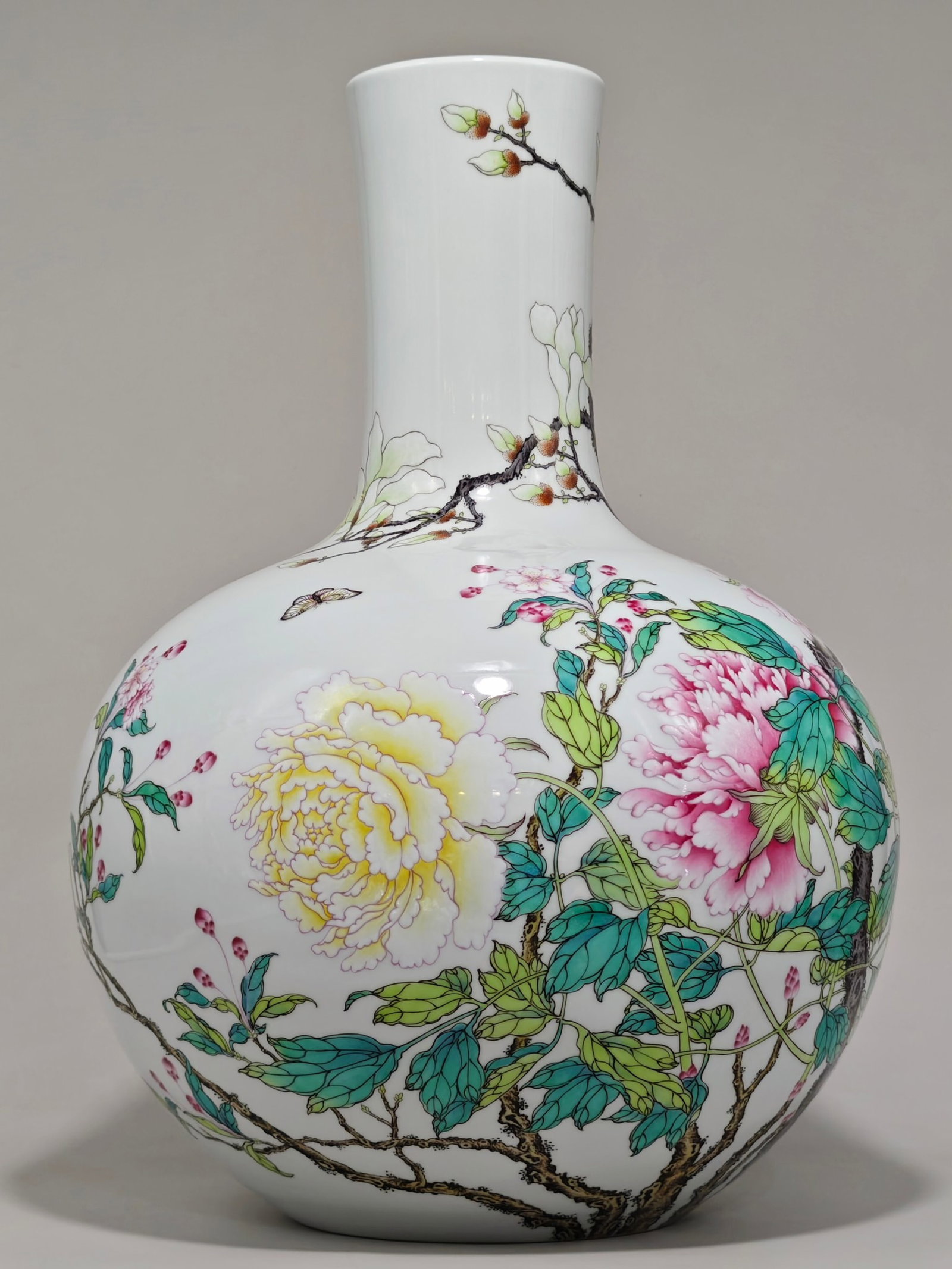 A Huge Famille-Rose Flower and Butterfly Pattern Vase - 4