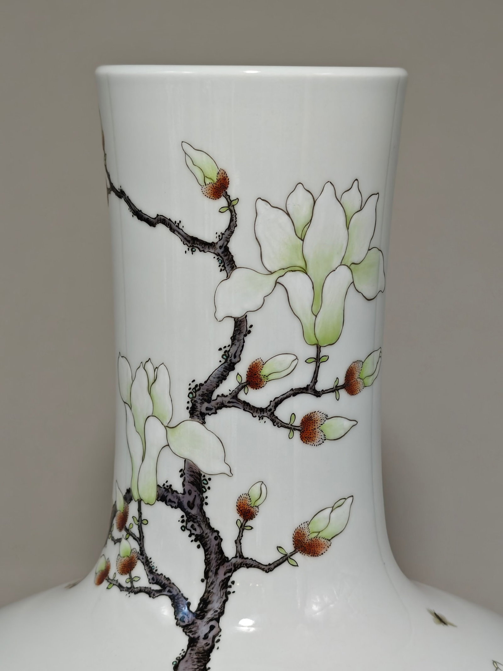 A Huge Famille-Rose Flower and Butterfly Pattern Vase - 5