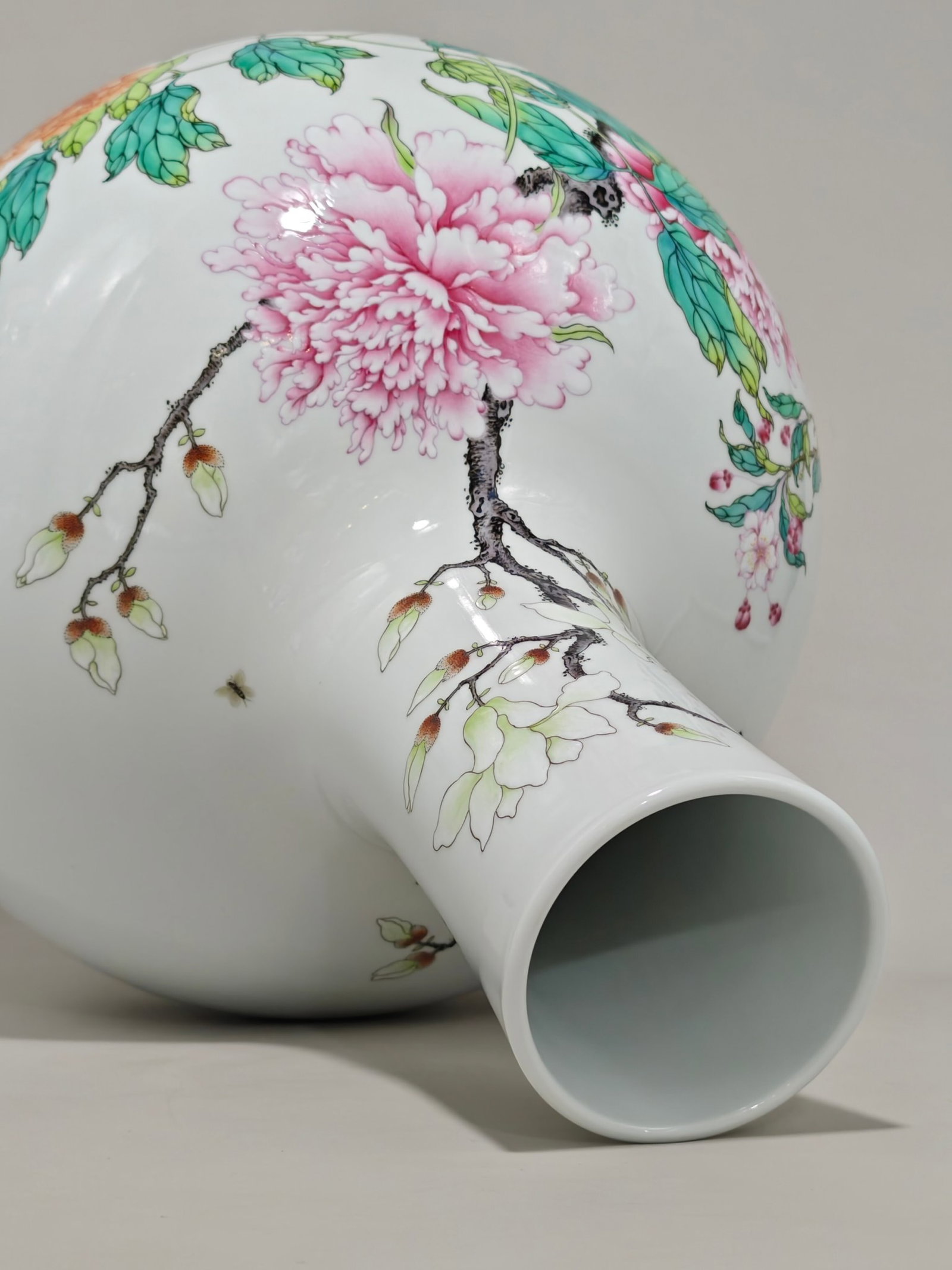 A Huge Famille-Rose Flower and Butterfly Pattern Vase - 7