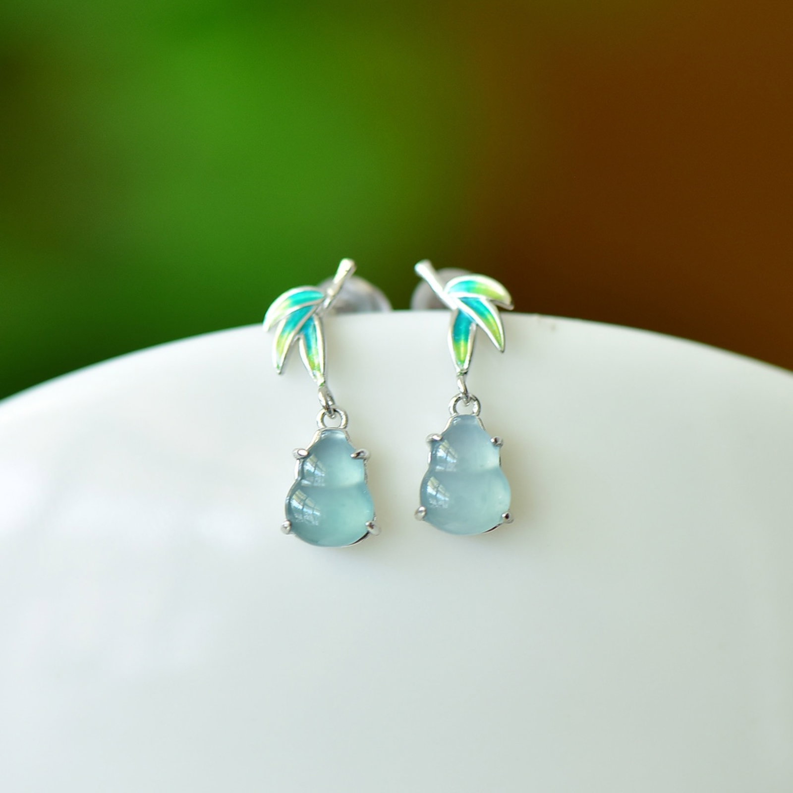 A Pair of Exquisite Sterling Silver Inlaid Jadeite Gourd Earrings: Estimated Value:200-400 A Pair of Exquisite Sterling Silver Inlaid Jadeite Gourd Earrings,Size:6mmx8mm 一对纯银镶翡翠葫芦耳环