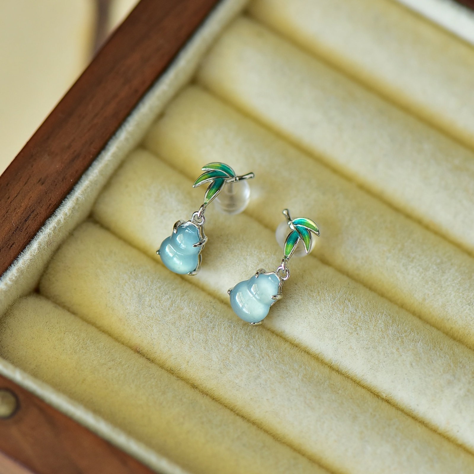 A Pair of Exquisite Sterling Silver Inlaid Jadeite Gourd Earrings - 4