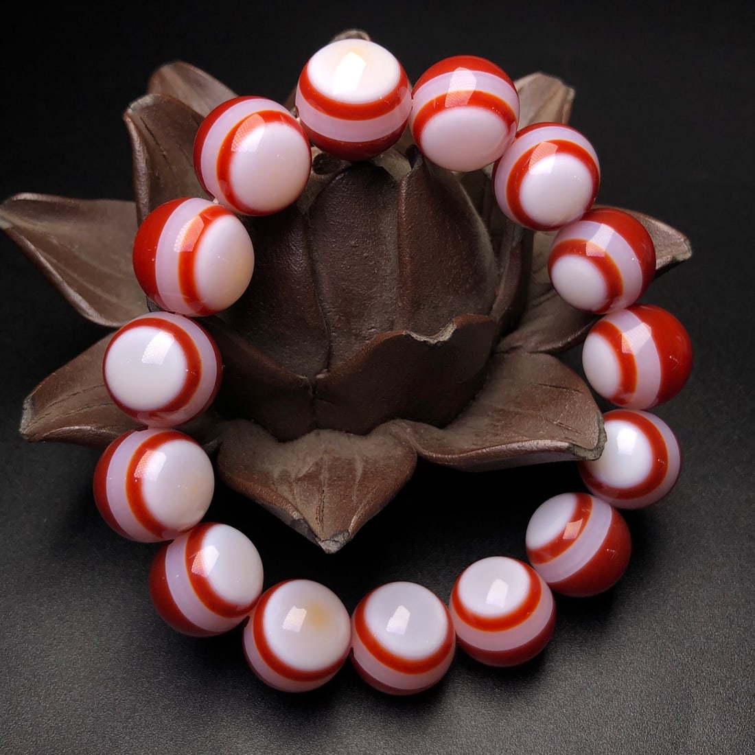 An Exquisite Agate Bracelets: Estimated Value:400-800 An Exquisite Agate Bracelets,Size:14mm 玛瑙手串