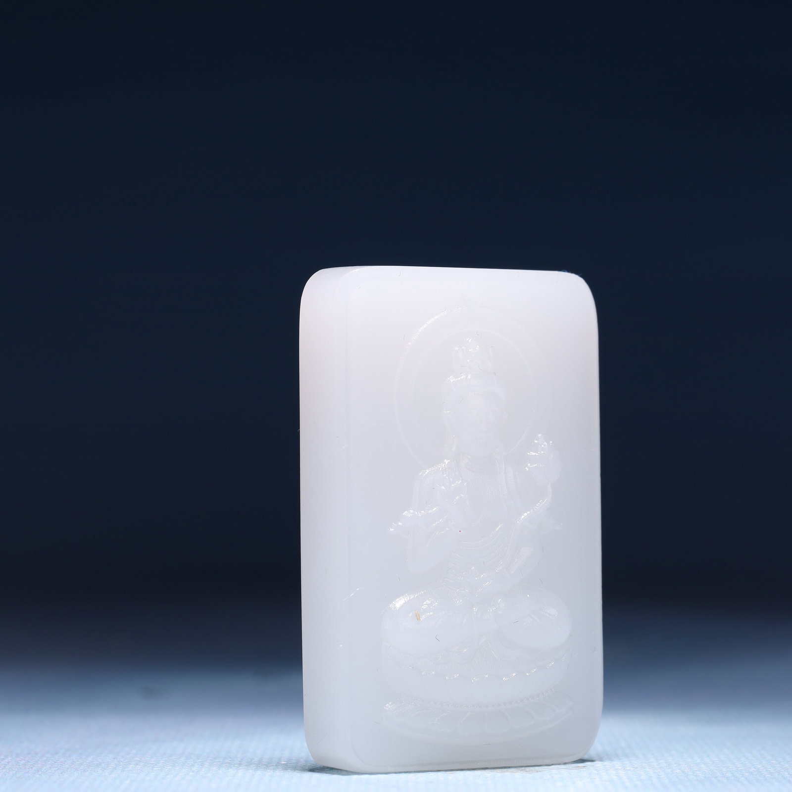 An Exquisite White Jade Statue of Avalokitesvara Pendant - 3