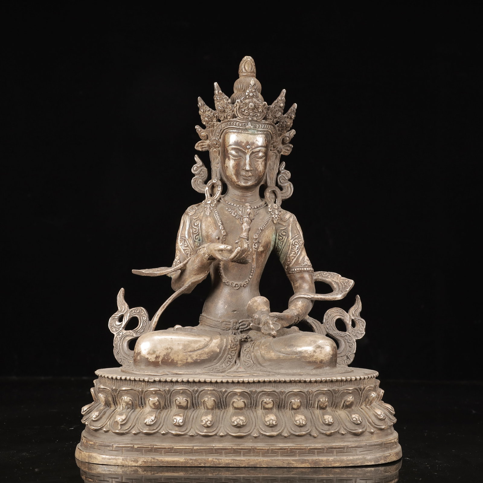 An Exquisite Silver-Plated Bronze Statue of Vajrasattva: Estimated Value:1800-3600 An Exquisite Silver-Plated Bronze Statue of Vajrasattva,Qing Dynasty, China,Size:8.7inx4.7inx11.4in,Weight:1750g