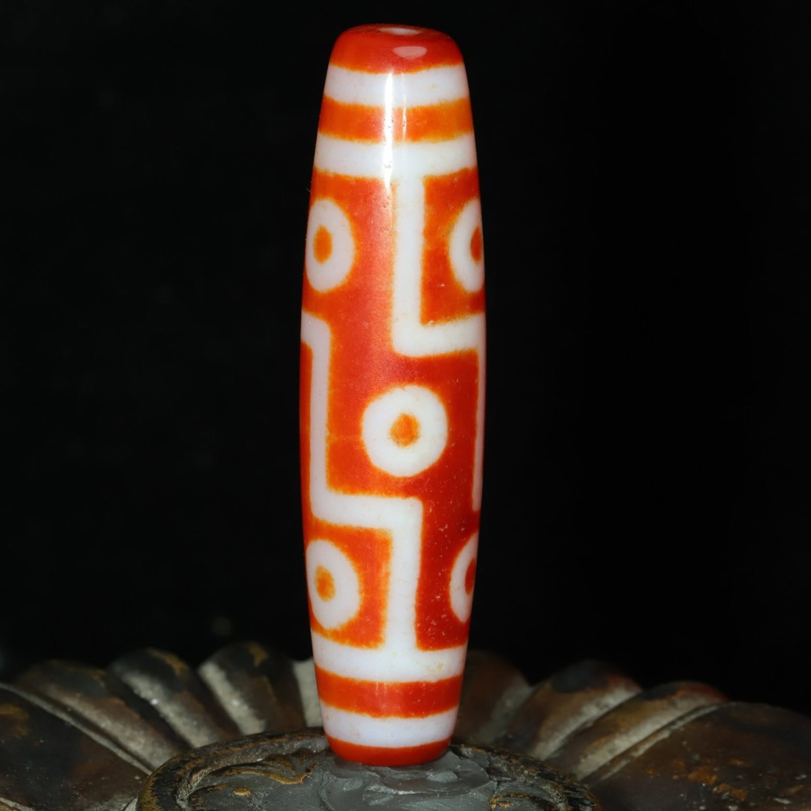 An Exquisite Nine Eyes Dzi Bead Pendant: Estimated Value:200-400 An Exquisite Nine Eyes Dzi Bead Pendant，Size：51mmx12mm，Weight：12g 九眼天珠挂件