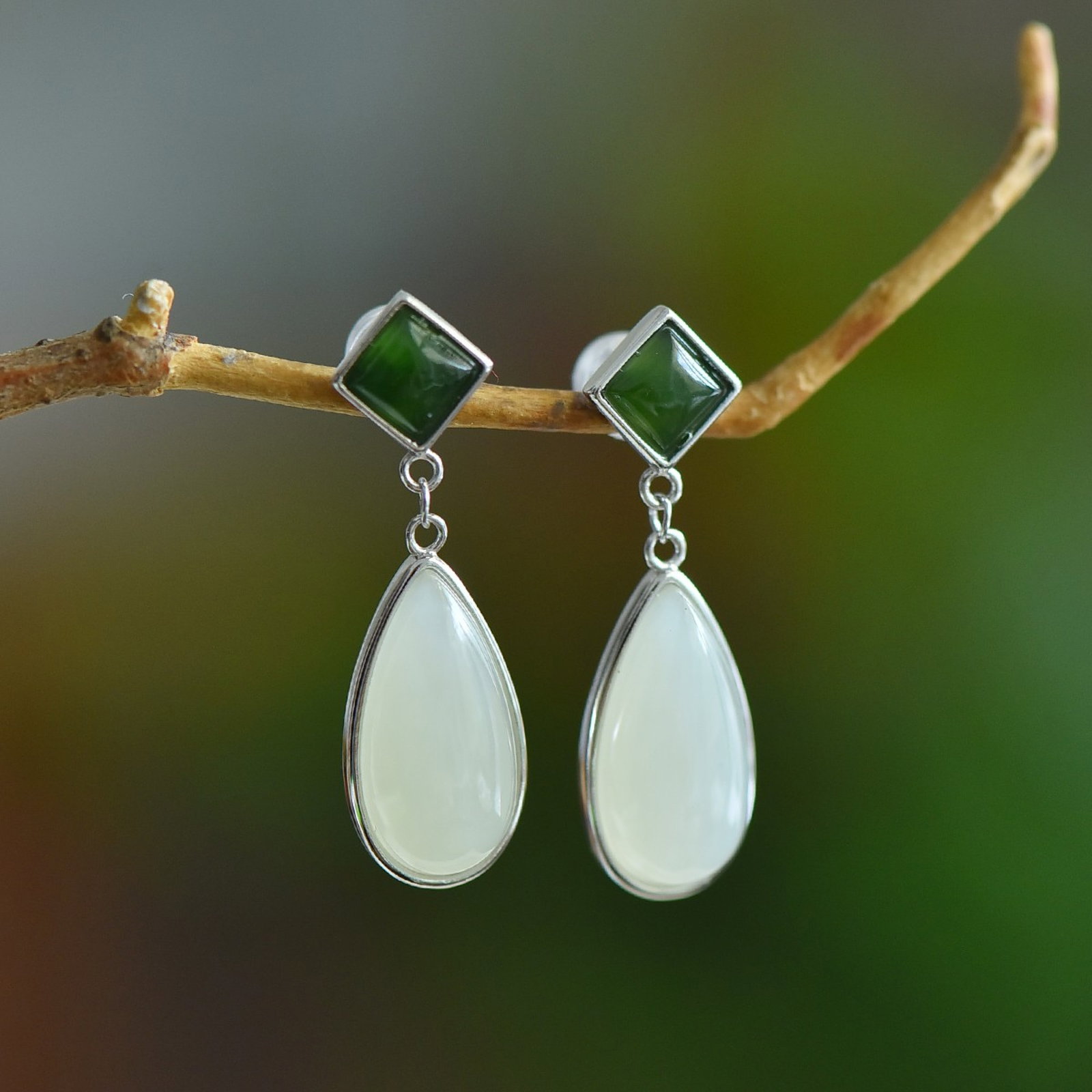 A Pair of Exquisite Sterling Silver Inlaid White Jade Earrings,Inlaid Jaspers: Estimated Value:200-400 A Pair of Exquisite Sterling Silver Inlaid White Jade Earrings,Inlaid Jasper,Size:8mmx16mm