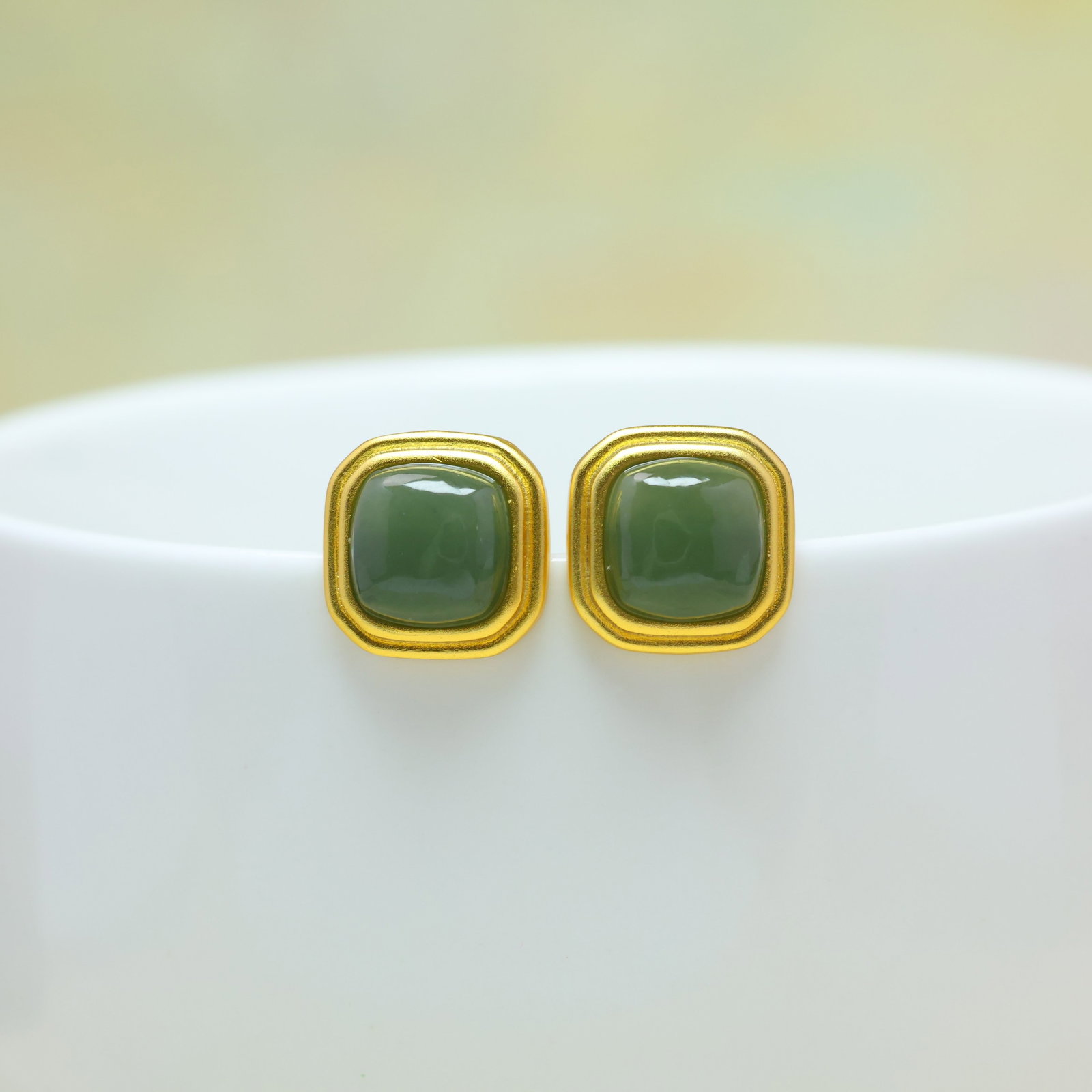 A Pair of Exquisite Sterling Silver-Gold Plated Inlaid Jasper Earrings: Estimated Value:300-600 A Pair of Exquisite Sterling Silver-Gold Plated Inlaid Jasper Earrings,Size:8mmx8mm 一对纯银镀金镶碧玉耳钉