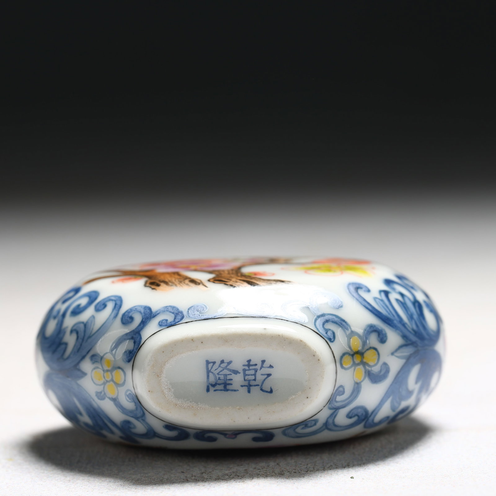 An Exquisite Enamel Flower Pattern Porcelain Snuff Bottle - 5