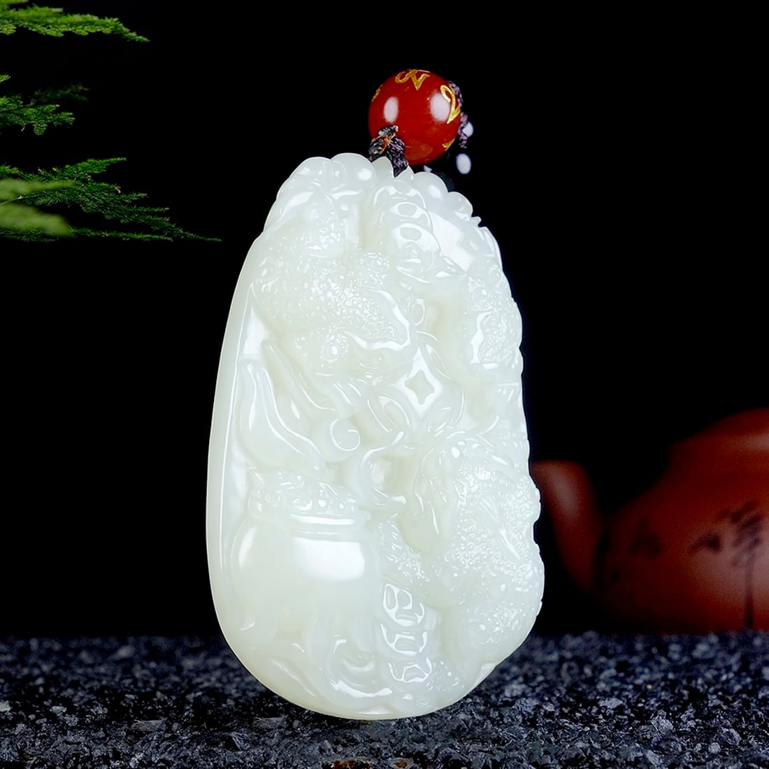 An Exquisite White Jade Golden Toad Pattern Pendant - 3