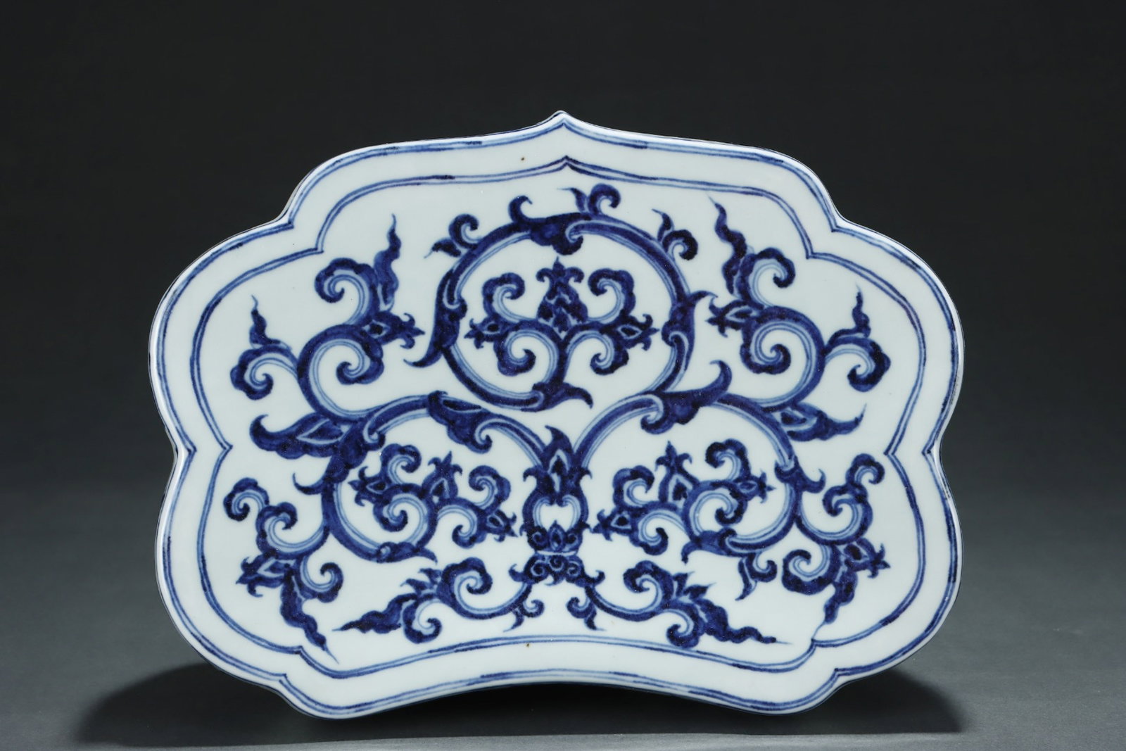 A Rare Blue and White Lotus Pattern Pillow,With Vertical Scroll Painting on Silk - 4