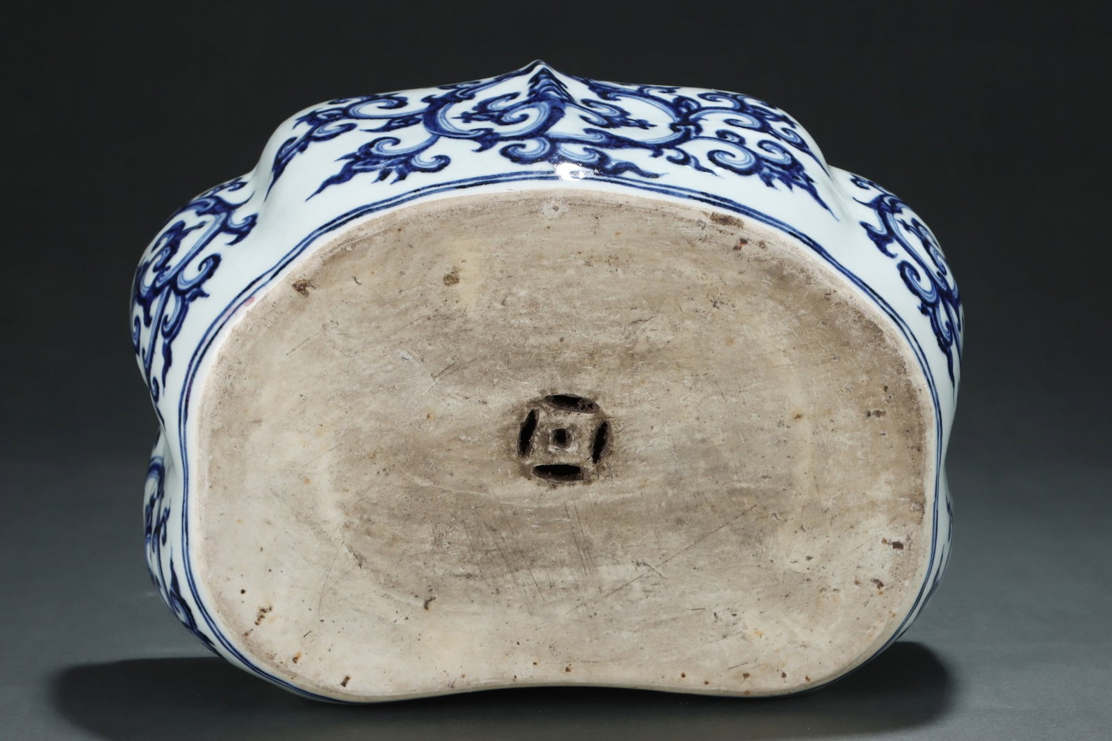 A Rare Blue and White Lotus Pattern Pillow,With Vertical Scroll Painting on Silk - 5