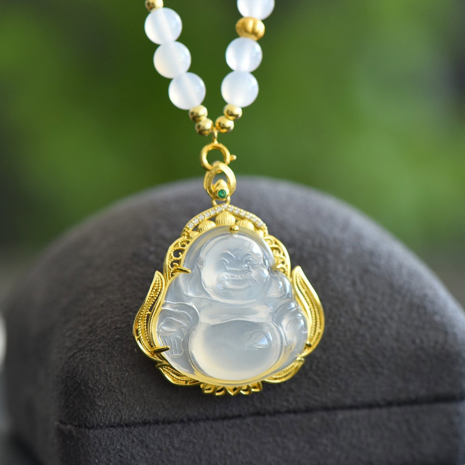 An Exquisite Sterling Silver-Gold Plated Inlaid Agate Pendant: Estimated Value:600-1200 An Exquisite Sterling Silver-Gold Plated Inlaid Agate Pendant,Size:27mmx27mm 纯银镀金镶玛瑙吊坠