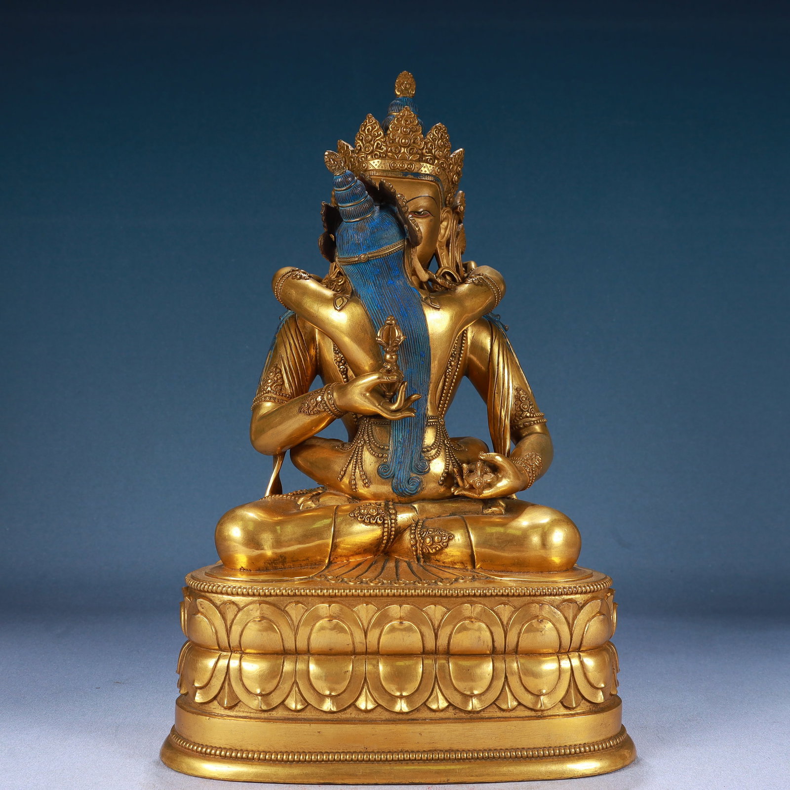 A Solemn Gilt Bronze Buddha Statue: Estimated Value:18000-36000 A Solemn Gilt Bronze Buddha Statue,Qing Dynasty, China,Size:9.1inx6.3inx13.8in,Weight:8800g 铜鎏金佛像,中国清代