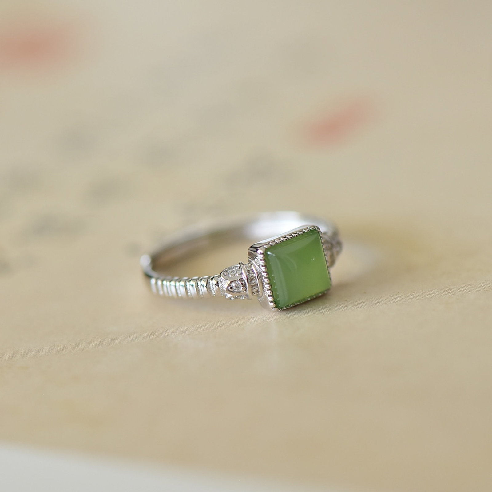 An Exquisite Sterling Silver Inlaid Jasper Ring - 3