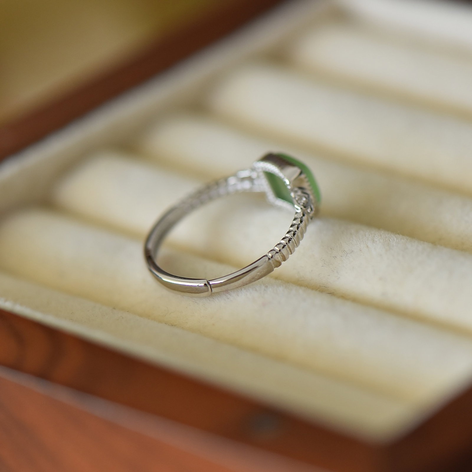 An Exquisite Sterling Silver Inlaid Jasper Ring - 5