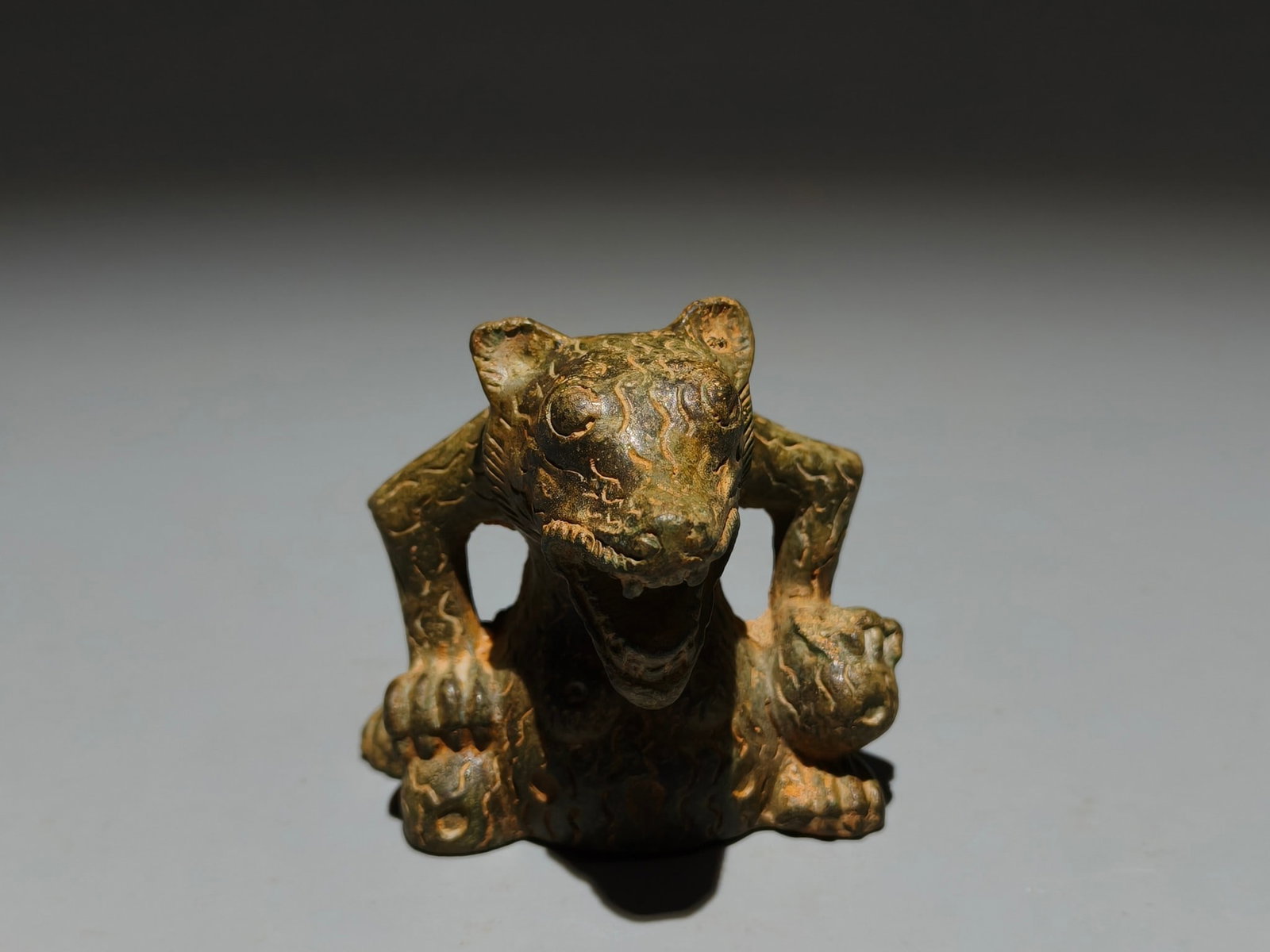 An Archaic Bronze Bear Ornament - 2