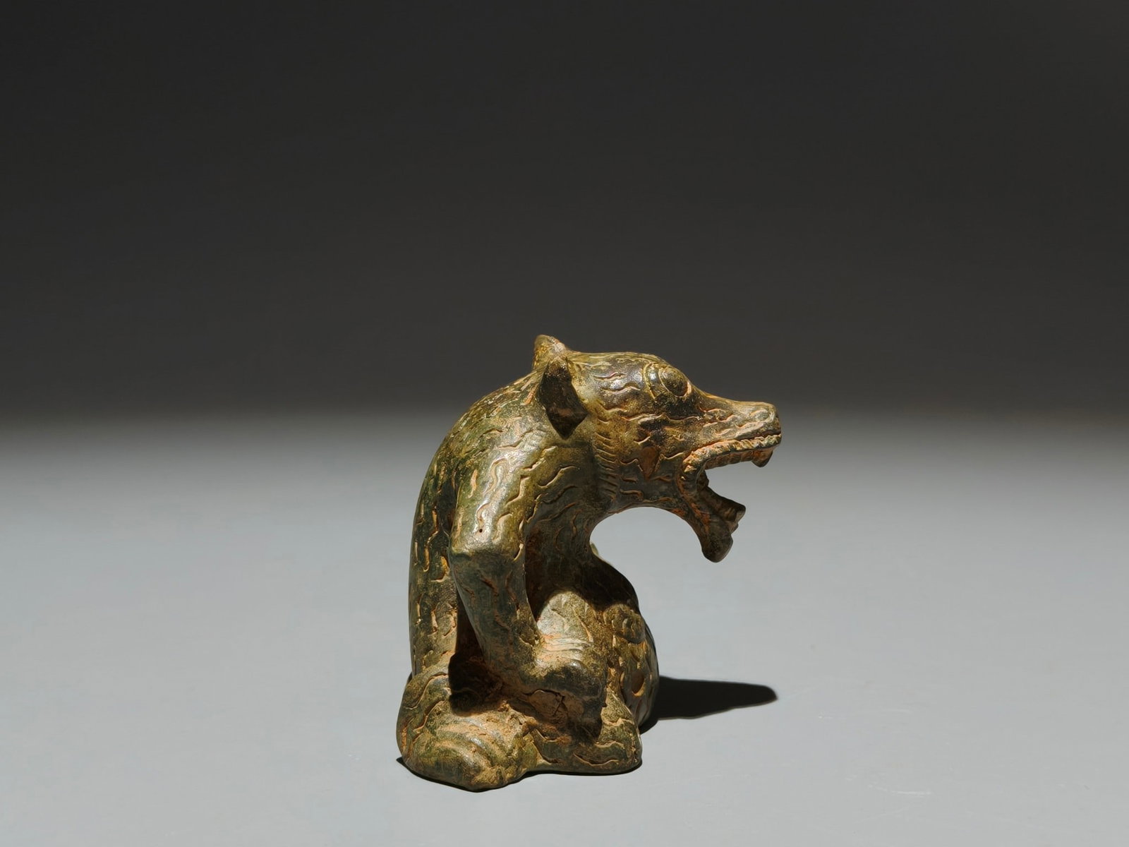 An Archaic Bronze Bear Ornament - 4