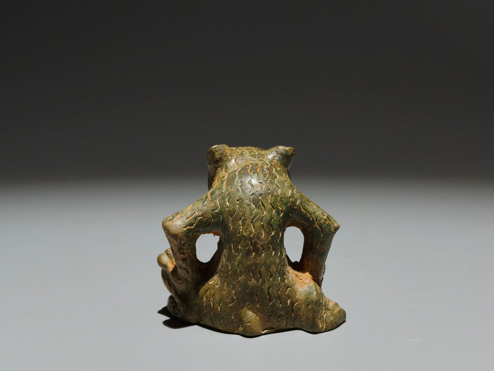 An Archaic Bronze Bear Ornament - 5