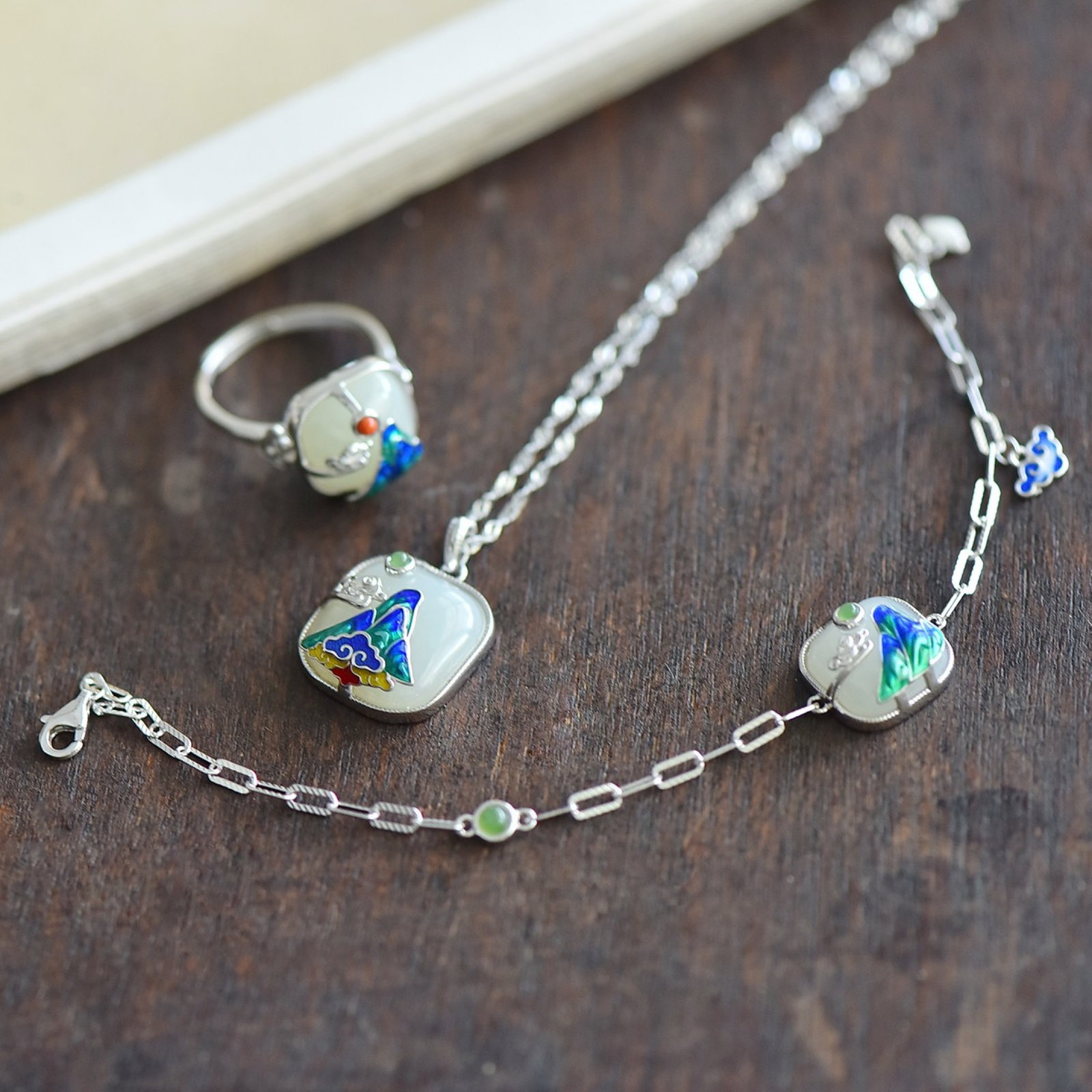 A Set of Fine Sterling Silver Inlaid White Jade Jewelries: Estimated Value:720-1440 A Set of Fine Sterling Silver Inlaid White Jade Jewelries 一套纯银镶白玉首饰