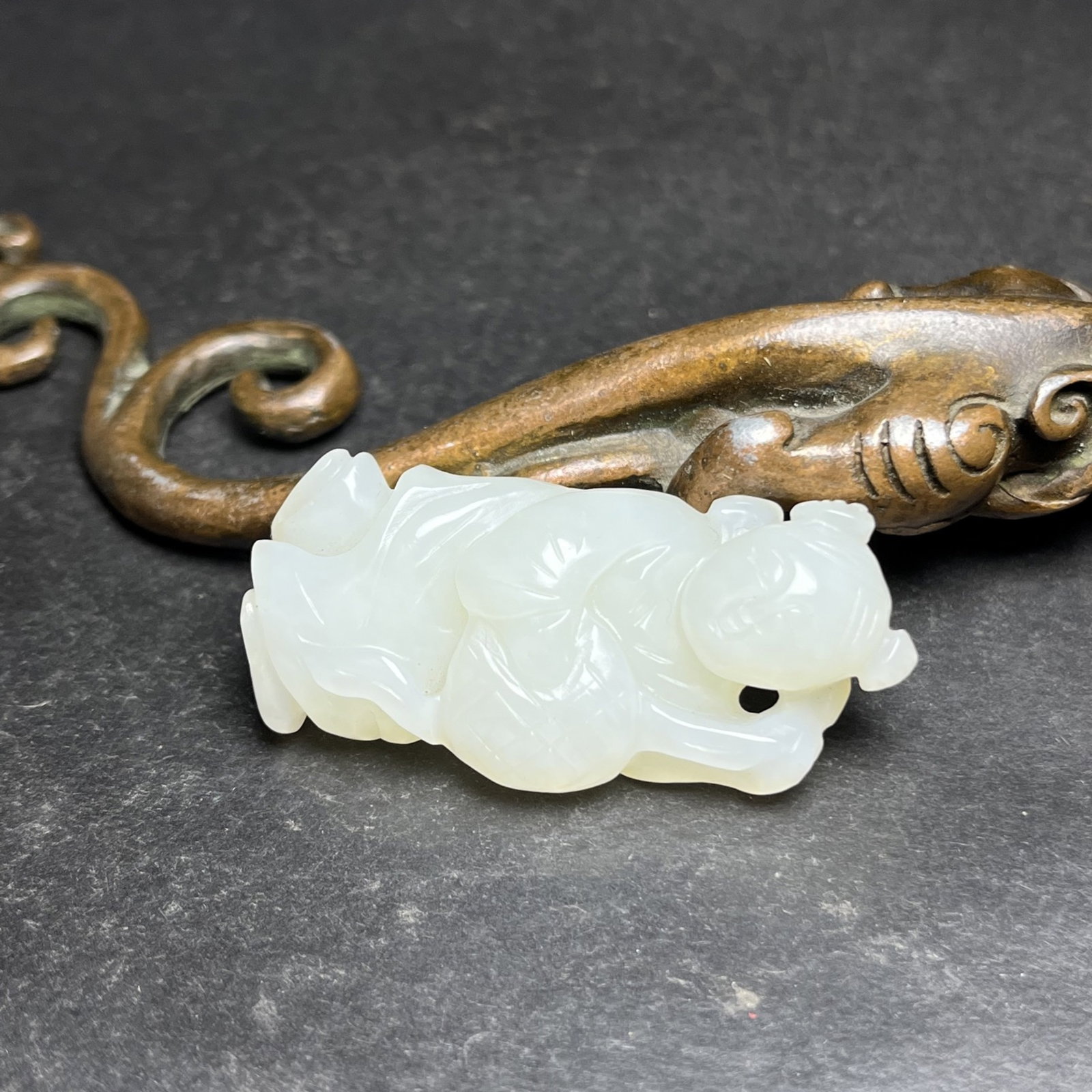 An Exquisite White Jade Figure Pendant - 2
