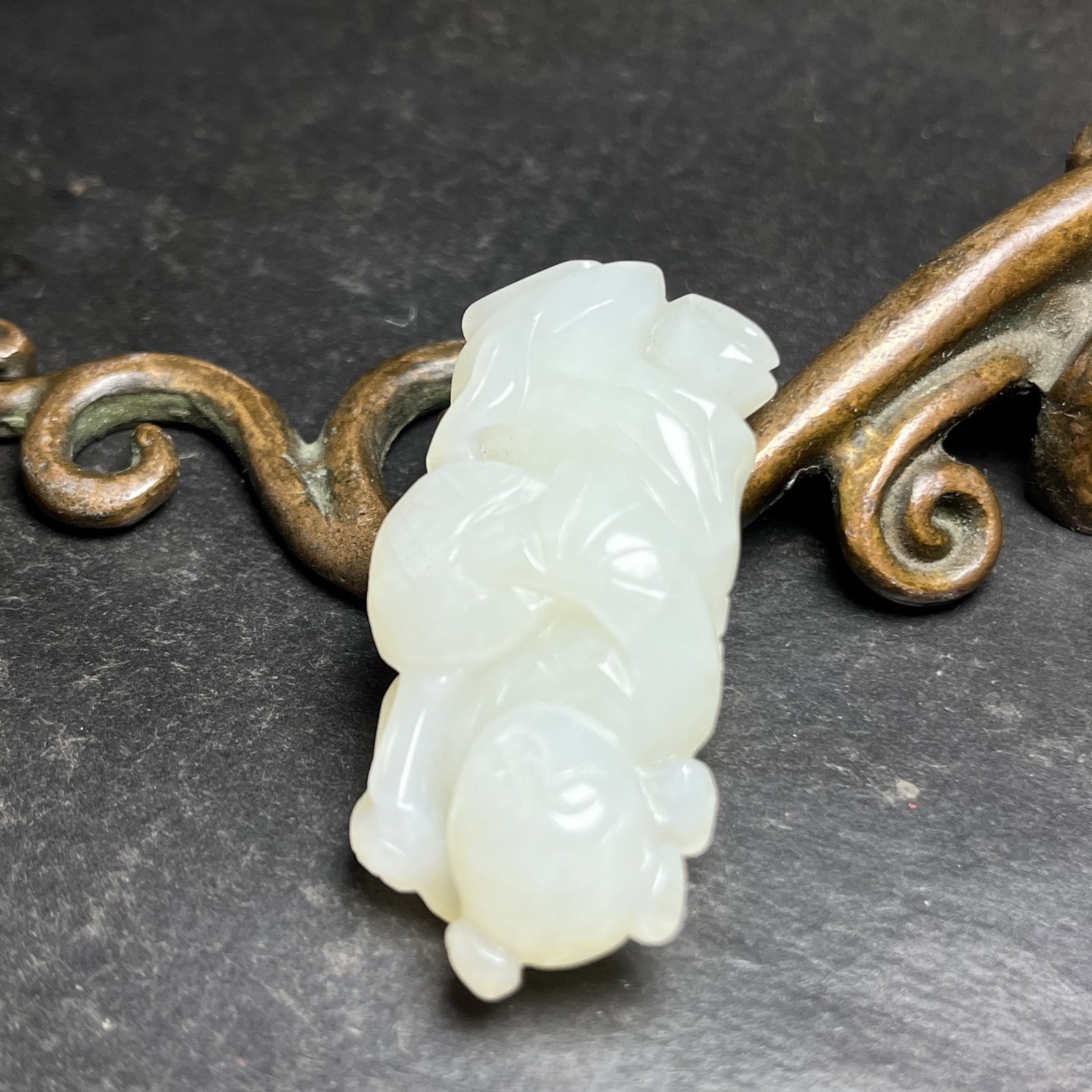 An Exquisite White Jade Figure Pendant - 3