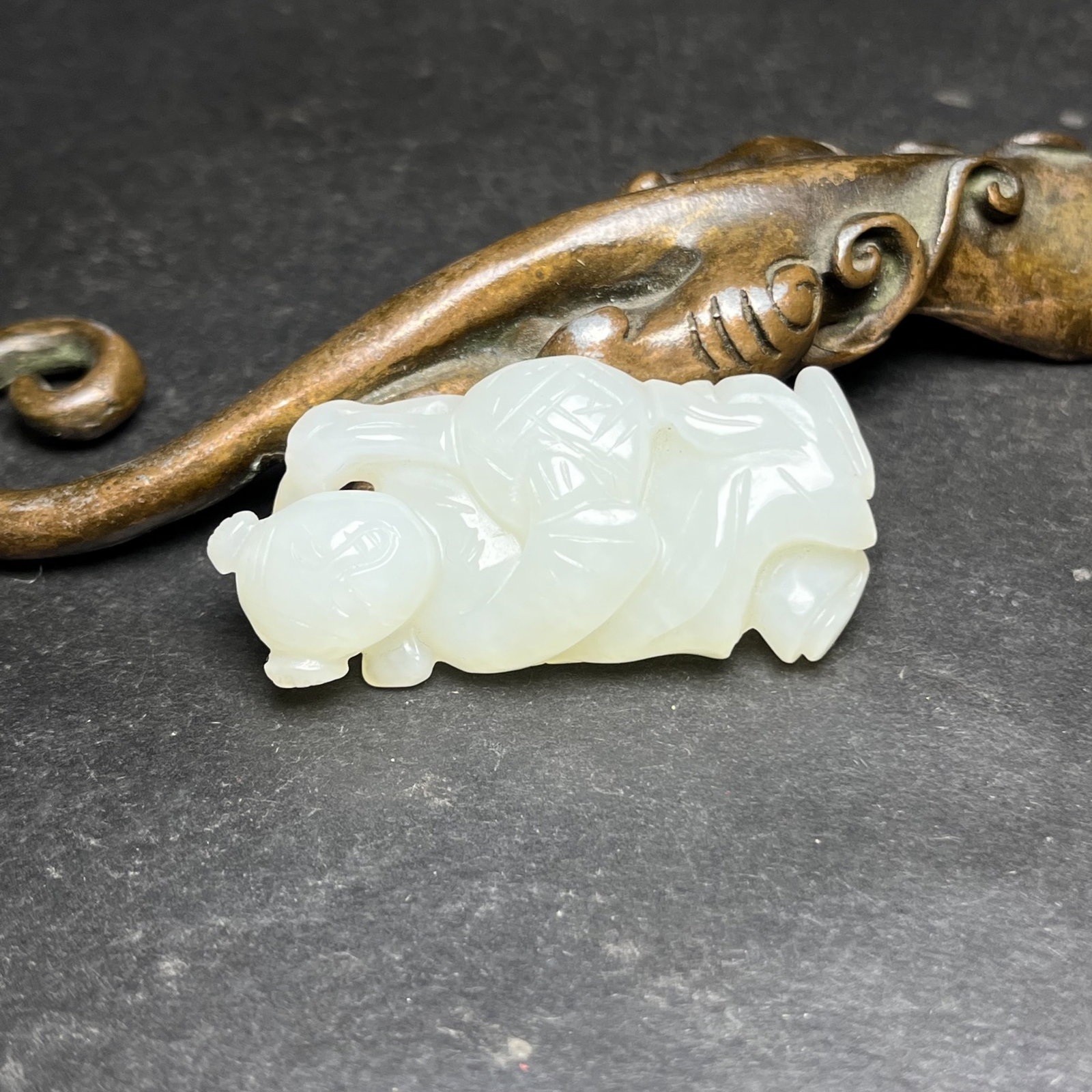 An Exquisite White Jade Figure Pendant - 4