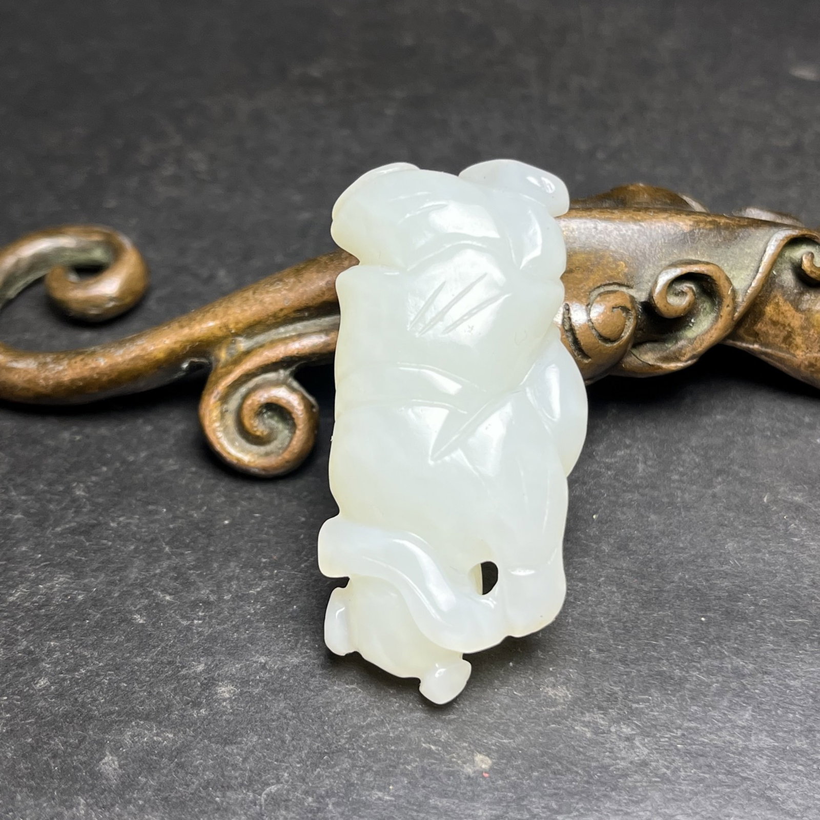 An Exquisite White Jade Figure Pendant - 7
