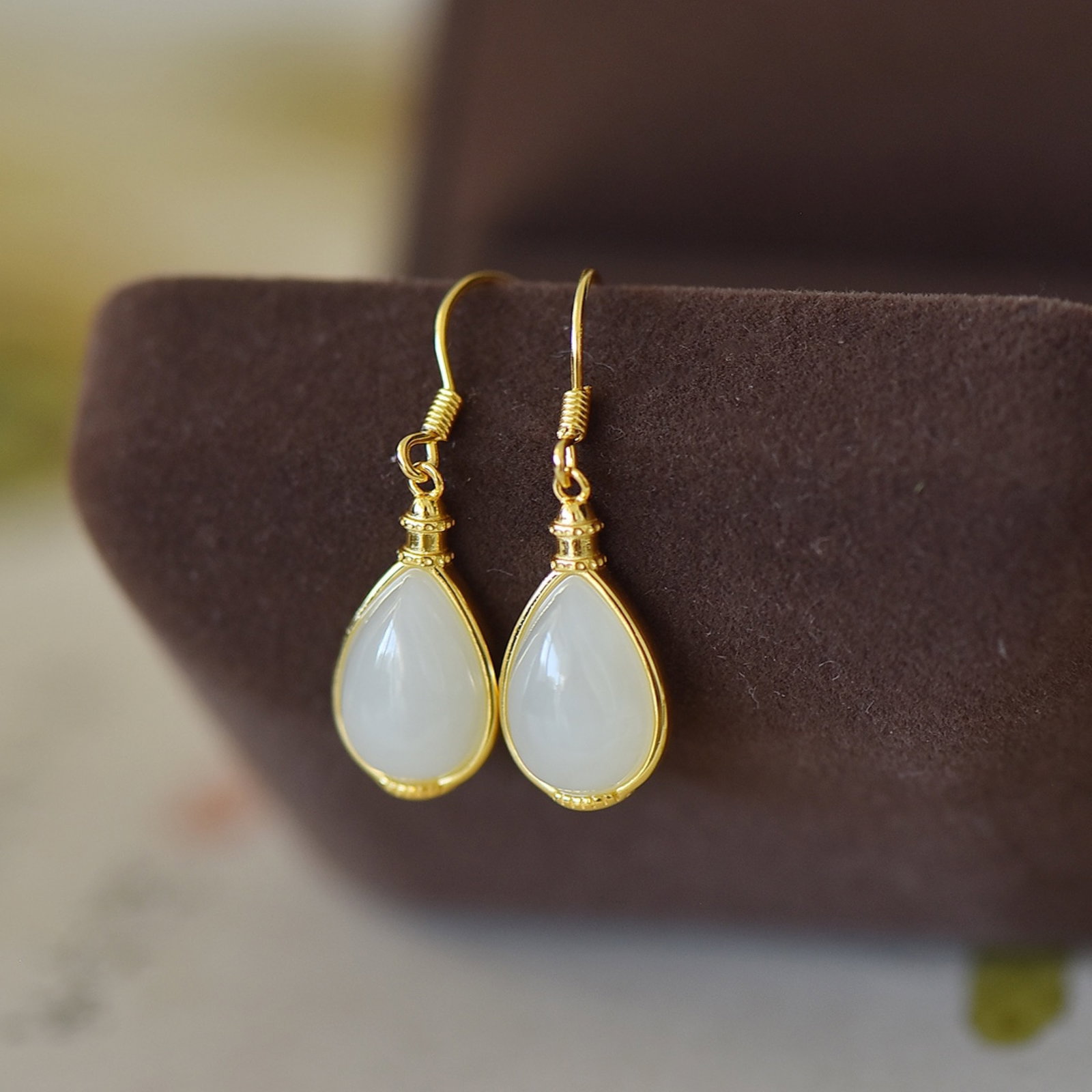 A Pair of Exquisite Sterling Silver-Gold Plated Inlaid White Jade Earrings - 3