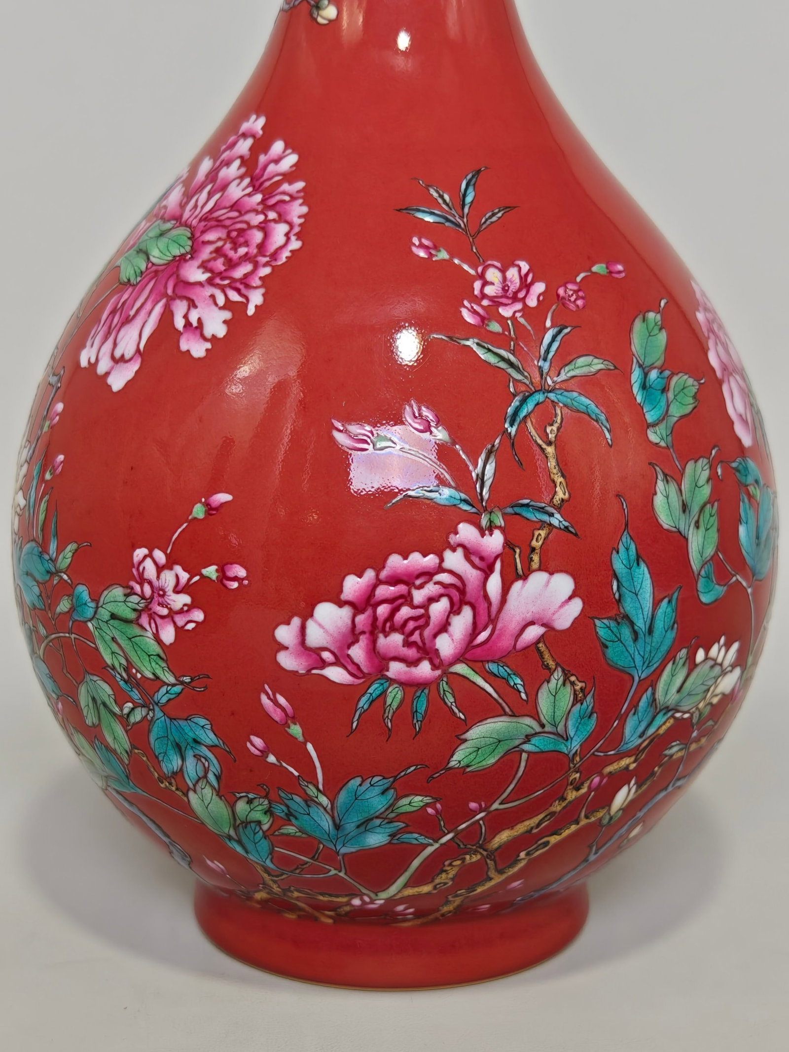 A Rare Red Glazed Famille-Rose Painted Gold Flower Pattern Vase - 5