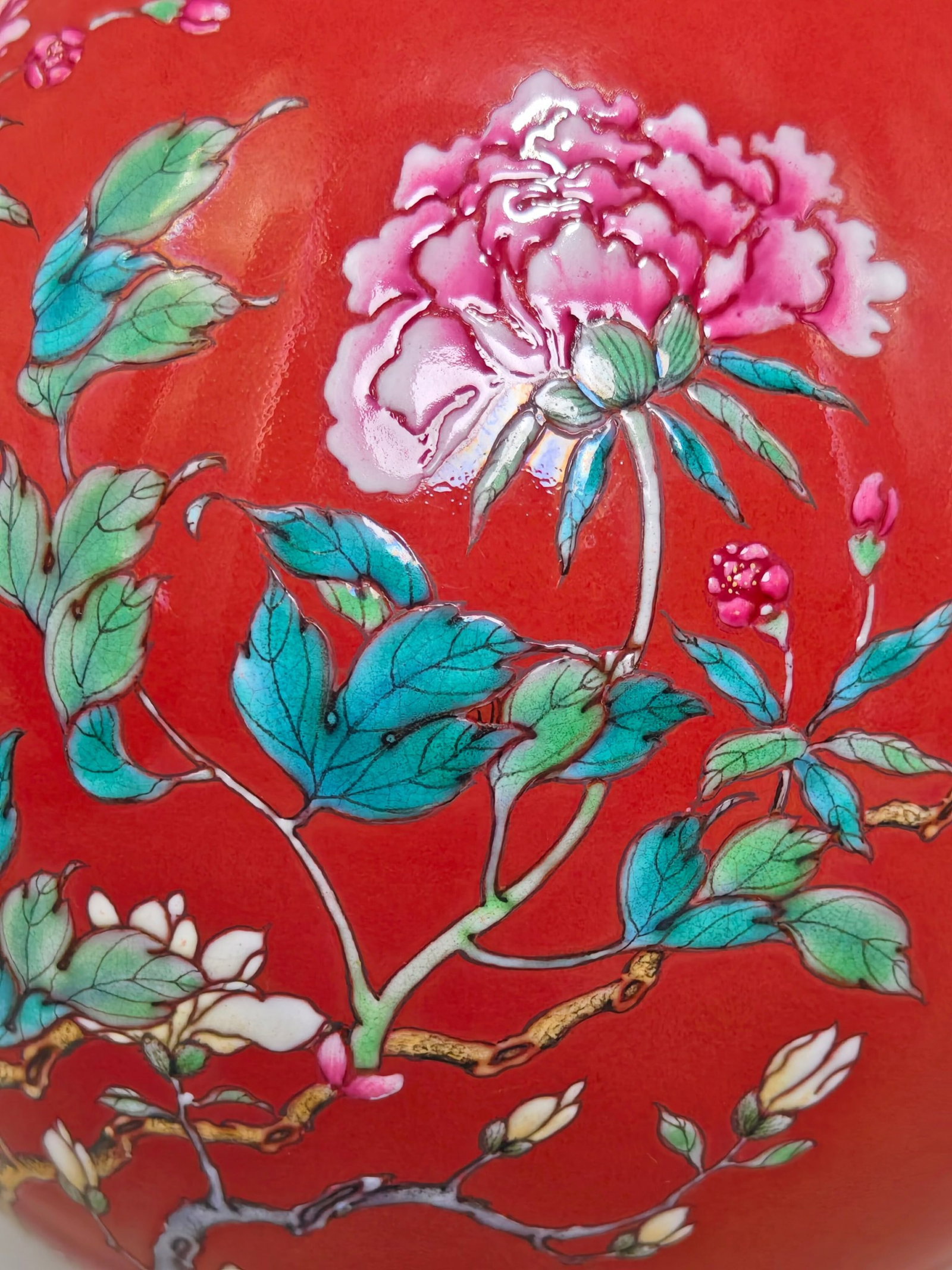 A Rare Red Glazed Famille-Rose Painted Gold Flower Pattern Vase - 6