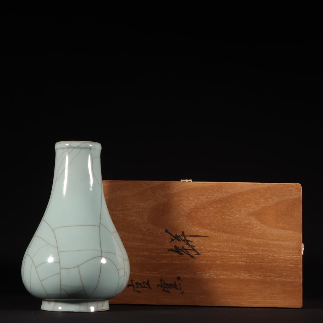 A Exquisite Guan Yao Vase: A Exquisite Guan Yao Vase,Song Dynasty, China,Size:6.9inx2inx4.5inx2.8in 官窑瓶,中国宋代
