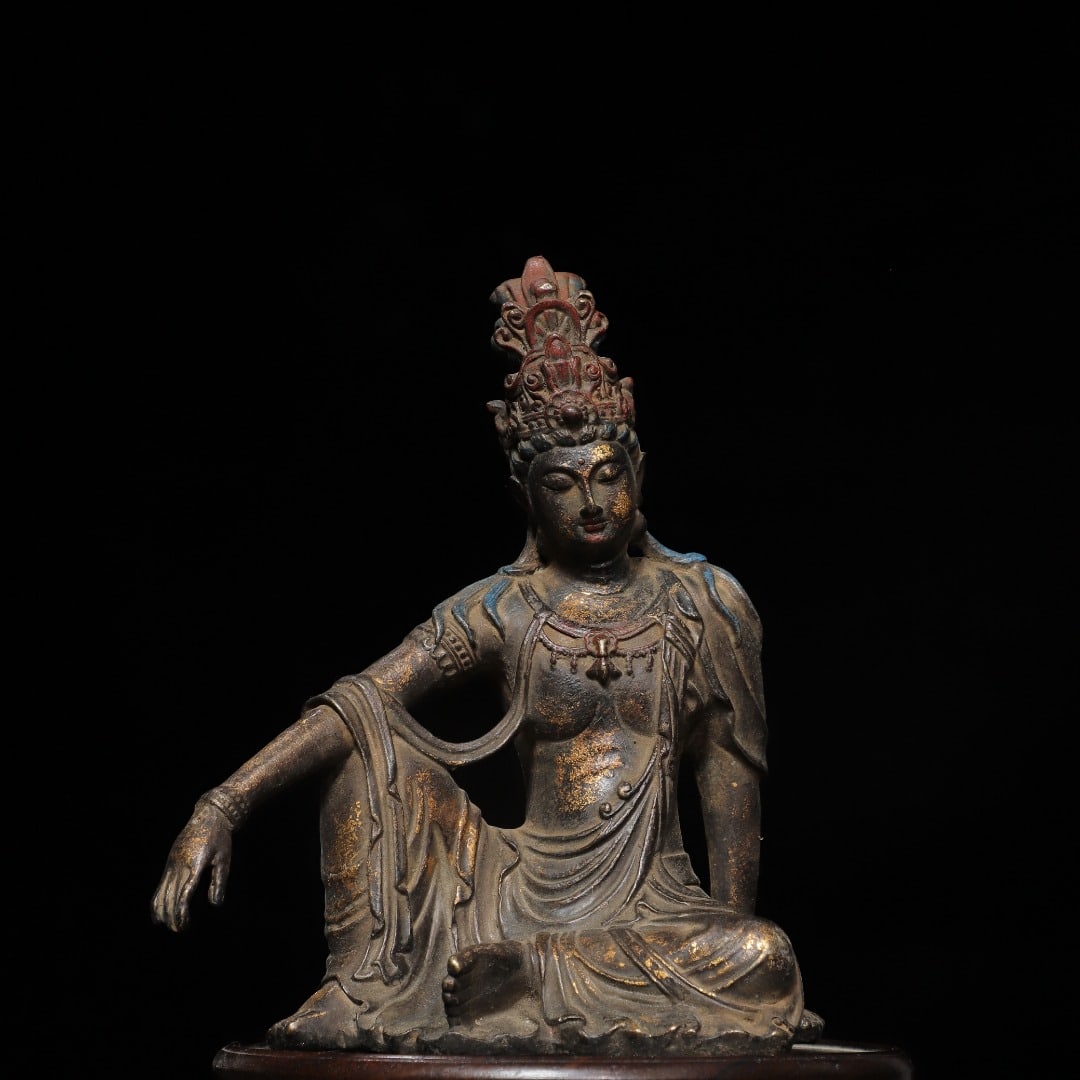 A Exquisite Gold-Foiled Bronze Statue of Avalokitesvara Ornament: A Exquisite Gold-Foiled Bronze Statue of Avalokitesvara Ornament,Ming Dynasty, China,Size:7.5inx6.3inx3.1in,Weight:1050g