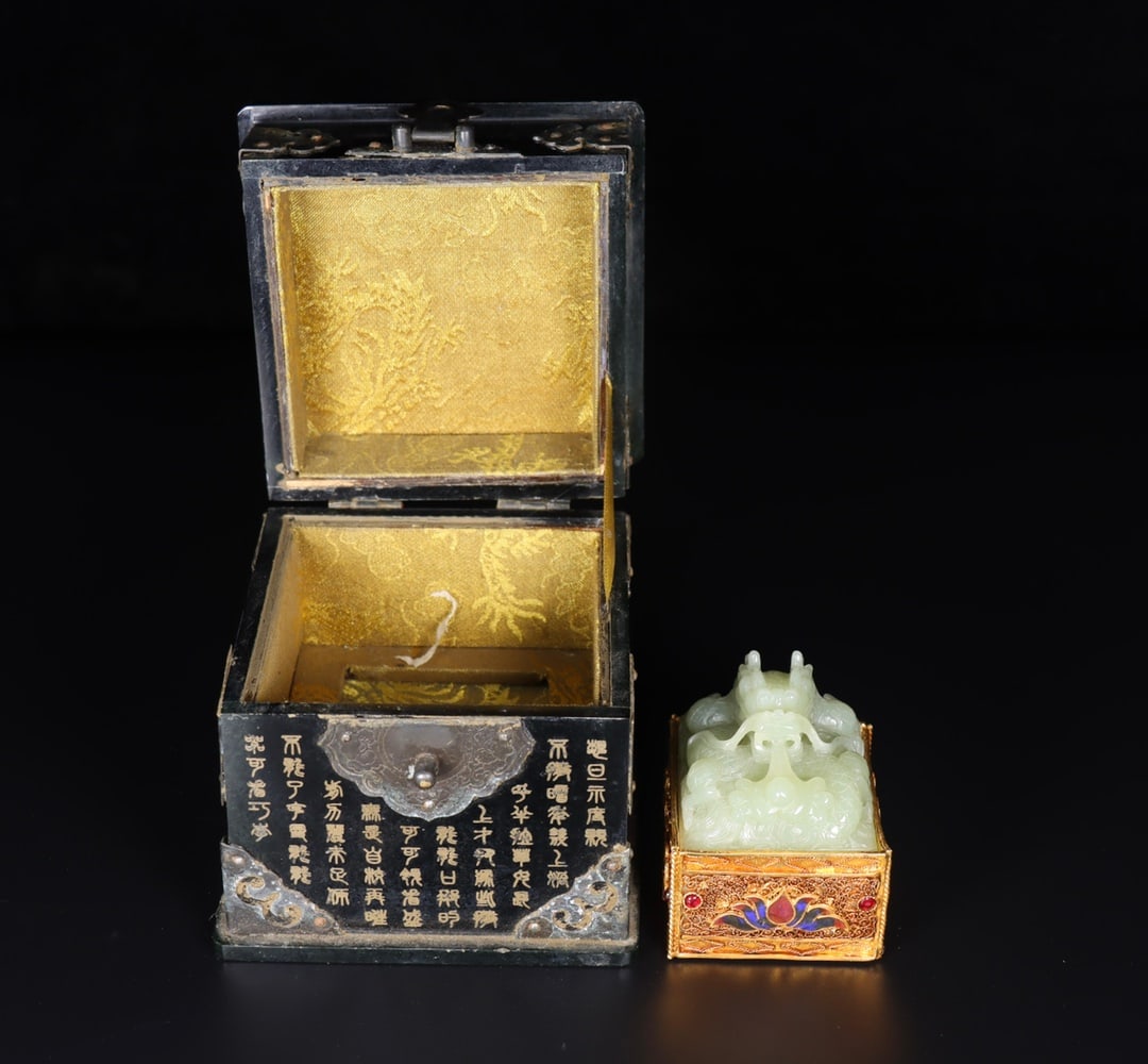 A Exquisite Hotan Jade Dragon Seal: A Exquisite Hotan Jade Dragon Seal,Qing Dynasty, China,Size:4.3inx4.3inx4.3in,Weight:1583g 和田玉龙印章,中国清代