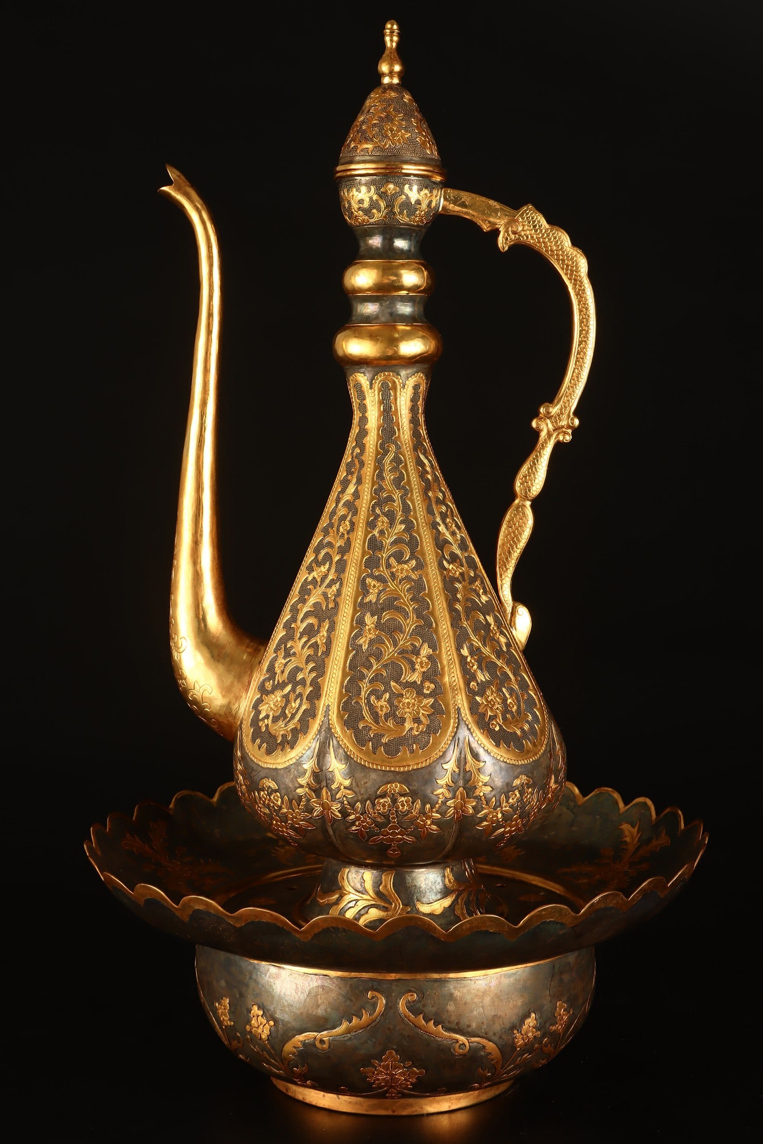 A Exquisite Gilt Bronze Scroll Pattern Ewer: A Exquisite Gilt Bronze Scroll Pattern Ewer,Tang Dynasty, China,Size:16.5inx9.4inx9.4in,Weight:2021g 铜鎏金卷草纹壶,中国唐代