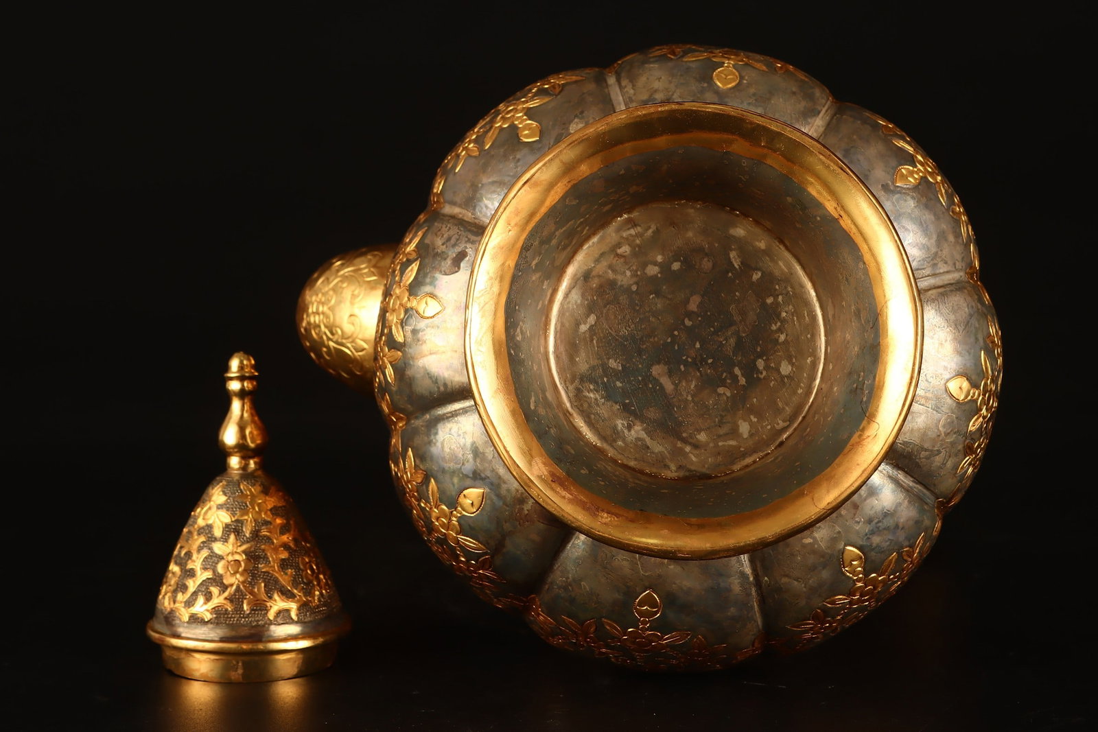 A Exquisite Gilt Bronze Scroll Pattern Ewer - 9