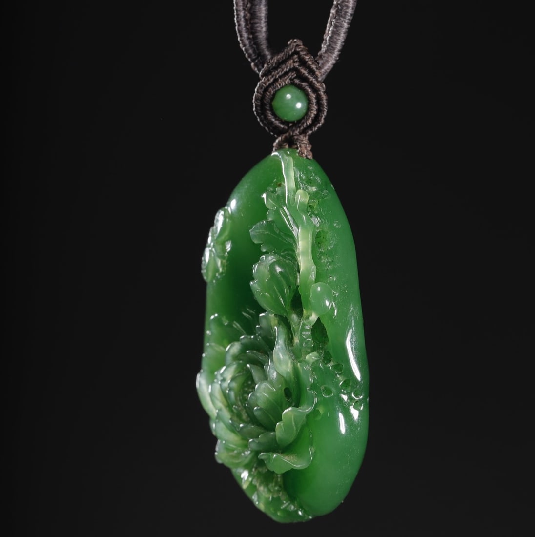 A Exquisite Hotan Jasper Flower Pattern Pendant: A Exquisite Hotan Jasper Flower Pattern Pendant,Qing Dynasty, China,Size:1.8inx1.1inx0.5in,Weight:28.5g