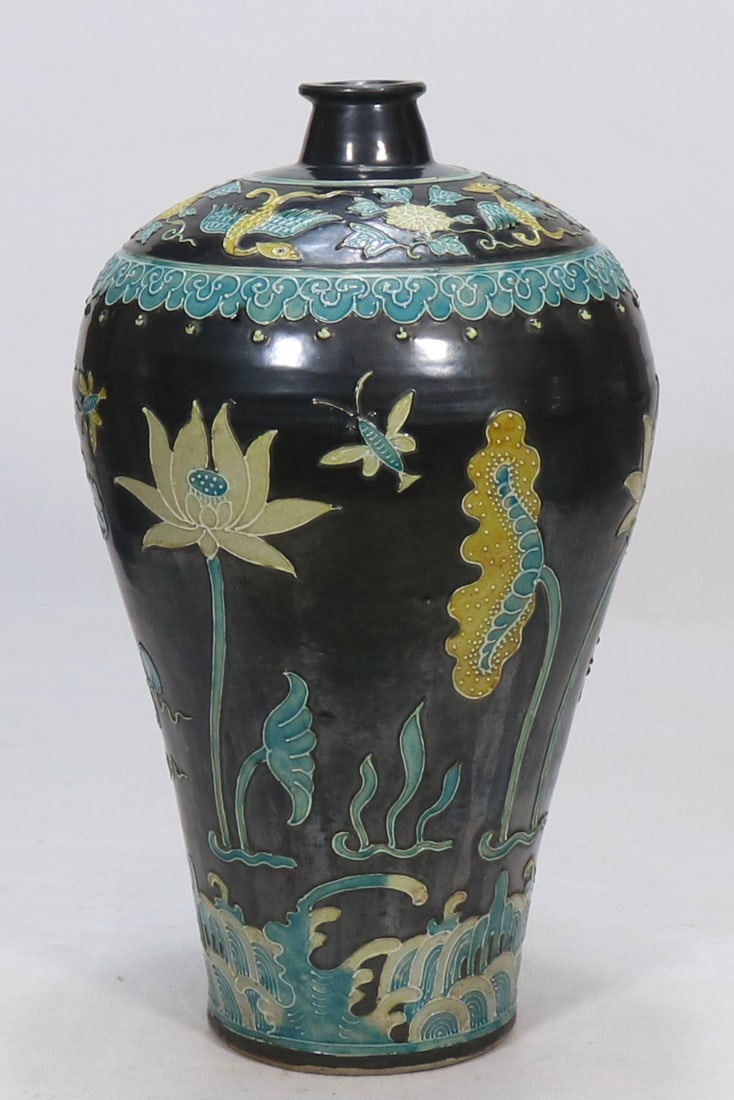 A Exquisite Fahua Glazed Lotus Leaf Pattern Vase (1 of 8)