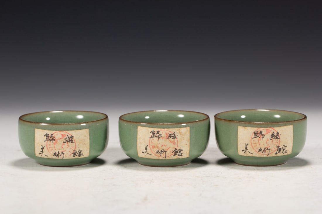 A Set of Exquisite Longquan Yao Pea-Green Glazed Cups: A Set of Exquisite Longquan Yao Pea-Green Glazed Cups,Song Dynasty, China,Size:2.5inx2.5inx1.3in,Weight:200g 一套龙泉豆青釉杯,中国宋&#