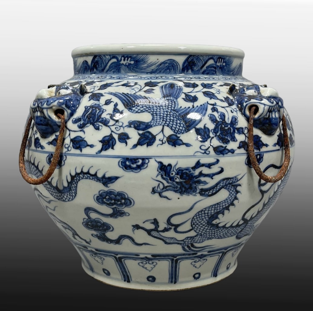A Exquisite Blue and White Dragon Pattern Jar: A Exquisite Blue and White Dragon Pattern Jar,Yuan Dynasty, China,Size:11inx13.4in 青花龙纹罐,中国元代
