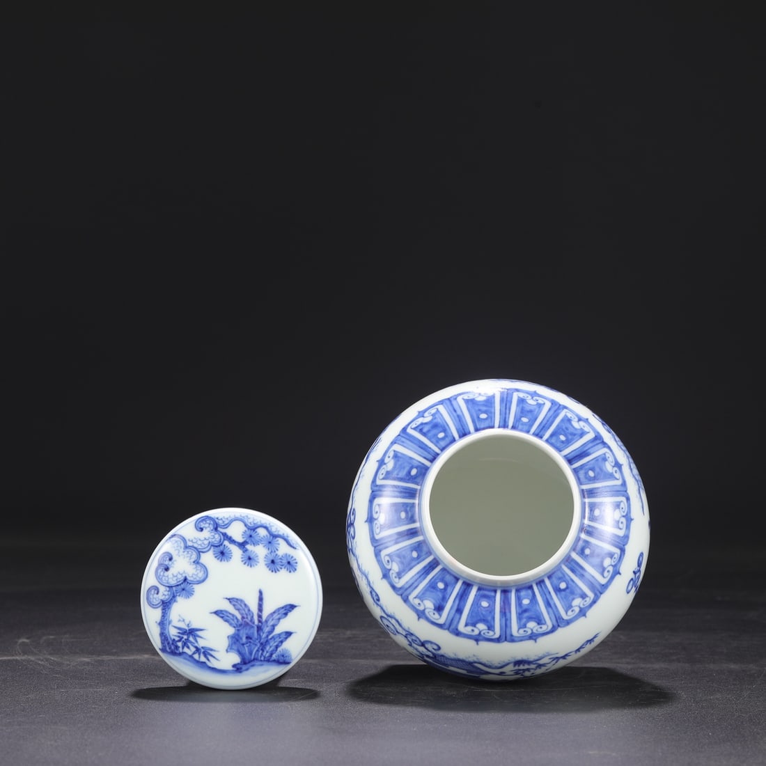 A Exquisite Blue and White Figures Pattern Jar - 3