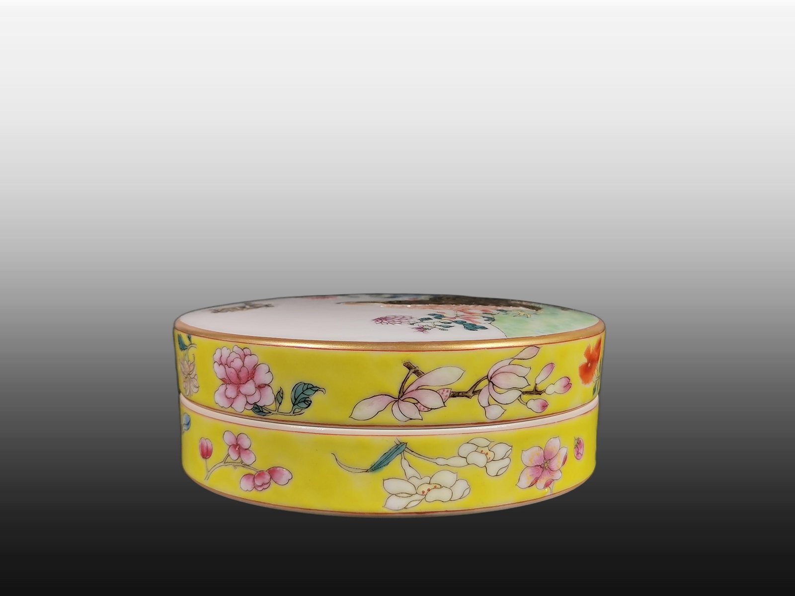 A Exquisite Famille-Rose Flower and Bird Pattern Box: A Exquisite Famille-Rose Flower and Bird Pattern Box,Qing Dynasty, China,Qianlong Six-character Mark,Size:1.8inx4.3inx4.9in 粉彩花鸟纹盒,中国清