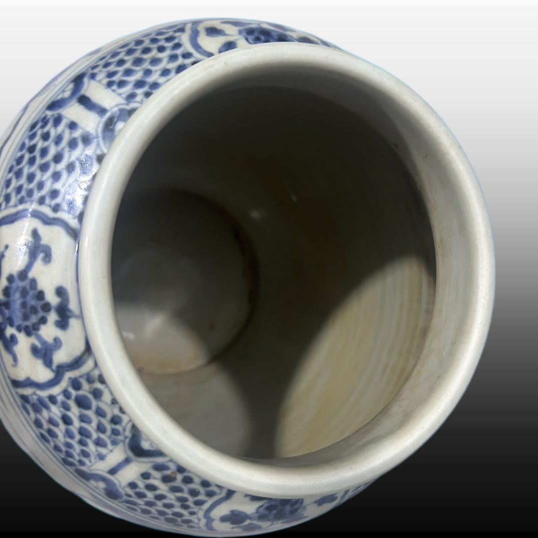 A Exquisite Blue and White Figures Pattern Jar - 6