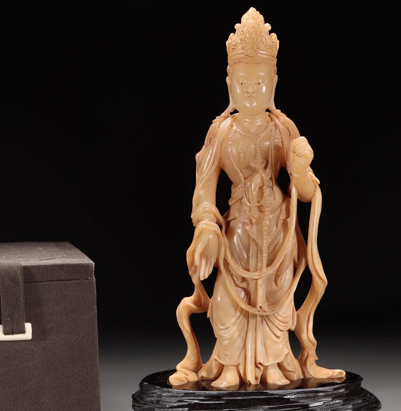 A Exquisite Shoushan Stone Carving Statue of Avalokitesvara Ornament: A Exquisite Shoushan Stone Carving Statue of Avalokitesvara Ornament,Qing Dynasty, China,With Mark,Size:7.5inx3.5inx1.6in,Weight:384g 寿山石雕观音摆件,&