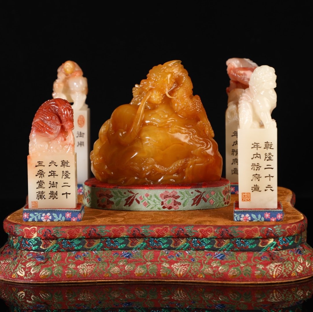 A Set of Exquisite Shoushan Stone Seal: A Set of Exquisite Shoushan Stone Seal,Qing Dynasty, China,Size:4.1inx4.1in,Weight:1597g 一套寿山石印章,中国清代