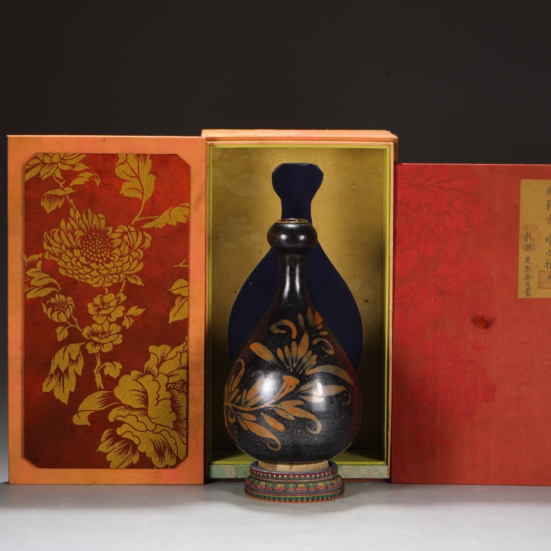 A Exquisite Cizhou yao Black Glazed Flower Pattern Vase: A Exquisite Cizhou yao Black Glazed Flower Pattern Vase,Song Dynasty, China,Size:11.6inx1.2inx5.9in
