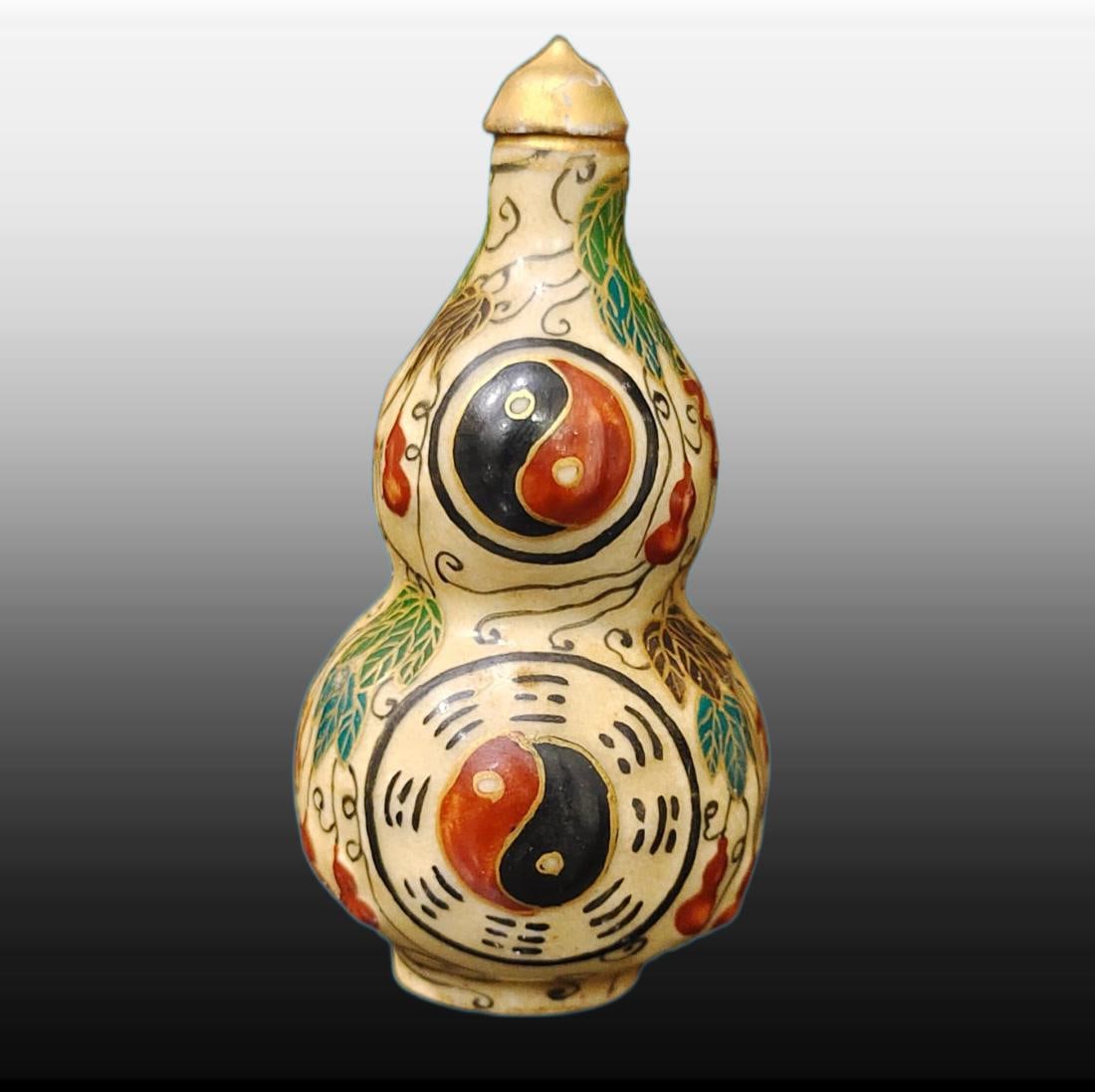 A Exquisite Enamel Painted Gold Taiji Pattern Snuff Bottle: A Exquisite Enamel Painted Gold Taiji Pattern Snuff Bottle,Qing Dynasty, China,Qianlong Four-character Mark,Size:3.1inx1.6in 珐琅彩描金太极纹鼻