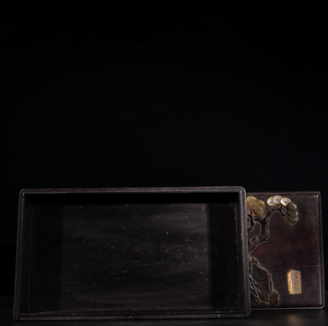 A Exquisite Redwood Figures Pattern Box - 4