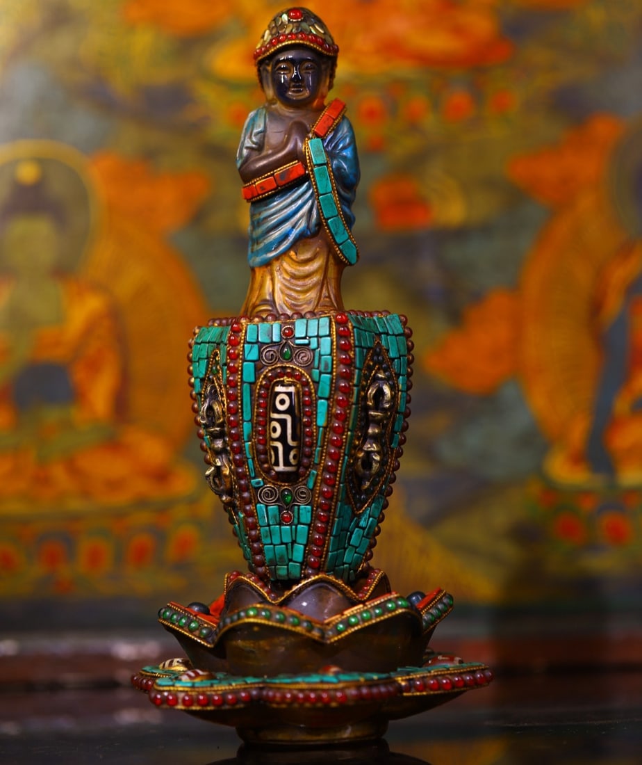 A Exquisite Crystal Carving Inlaid Dzi Bead Gems Buddha statue: A Exquisite Crystal Carving Inlaid Dzi Bead Gems Buddha statue,Qing Dynasty, China,Size:9.8inx5.1in,Weight:1000g