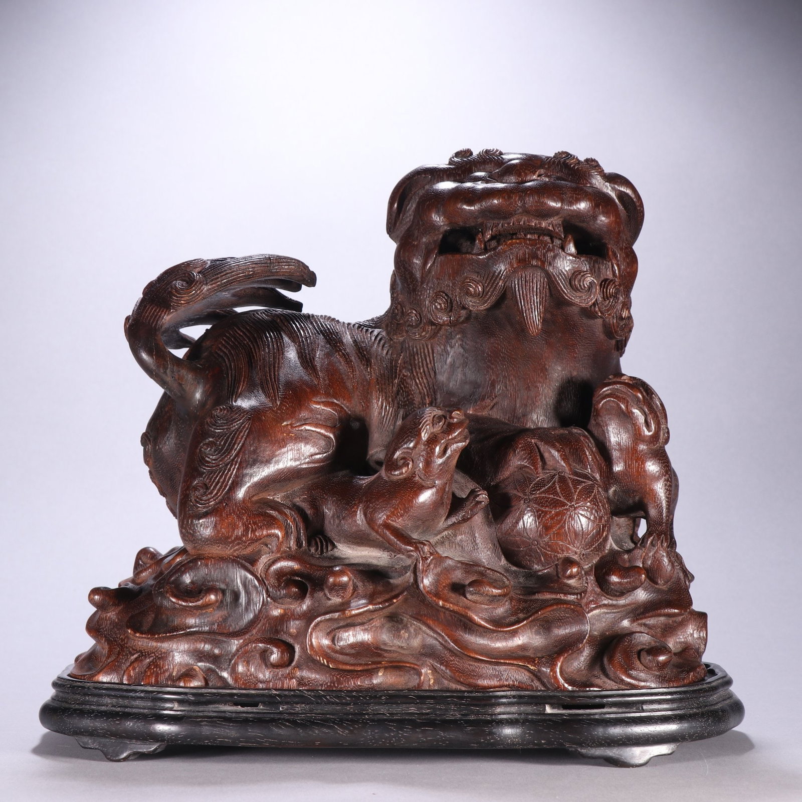 A Exquisite Eaglewood Auspicious Beast Ornament: A Exquisite Eaglewood Auspicious Beast Ornament,Qing Dynasty, China,Size:10.2inx10.5in,Weight:999g 沉香瑞兽摆件,中国清代